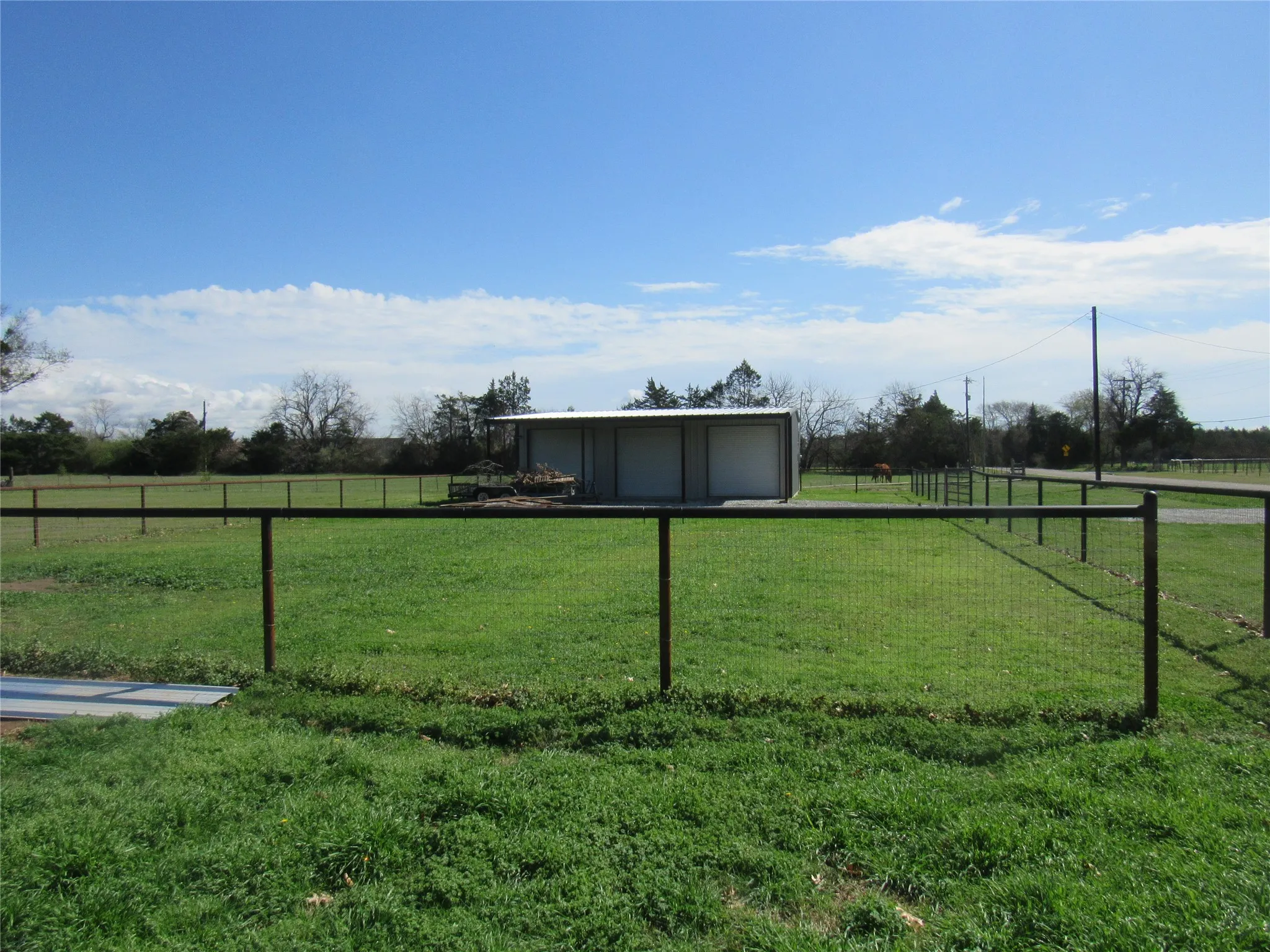 Single Family Residence For Sale in Grayson County , 4019 E Fm 120, Denison, Texas 75021, 3 Bedroom, 2 Bathroom, 5 Garage spaces, 1,621 Sqft, built in 1999, Preowned, mls#21206194, Real Estate Agent in Denison, Homes For Sale in Grayson county, Homes For Sale in Denison, Realtor in Denison Texas, Real Estate Brokerage Independent Realty Texas, Luminita Cordes Realtor