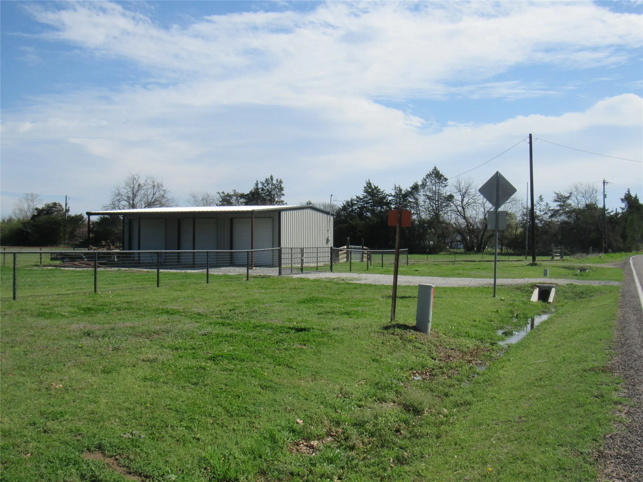 Single Family Residence For Sale in Grayson County , 4019 E Fm 120, Denison, Texas 75021, 3 Bedroom, 2 Bathroom, 5 Garage spaces, 1,621 Sqft, built in 1999, Preowned, mls#21206194, Real Estate Agent in Denison, Homes For Sale in Grayson county, Homes For Sale in Denison, Realtor in Denison Texas, Real Estate Brokerage Independent Realty Texas, Luminita Cordes Realtor