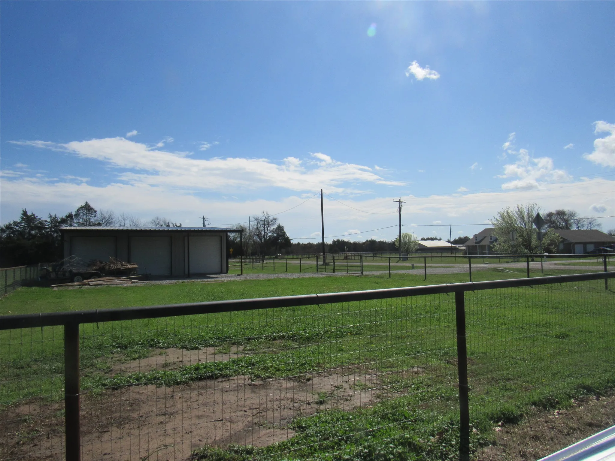 Single Family Residence For Sale in Grayson County , 4019 E Fm 120, Denison, Texas 75021, 3 Bedroom, 2 Bathroom, 5 Garage spaces, 1,621 Sqft, built in 1999, Preowned, mls#21206194, Real Estate Agent in Denison, Homes For Sale in Grayson county, Homes For Sale in Denison, Realtor in Denison Texas, Real Estate Brokerage Independent Realty Texas, Luminita Cordes Realtor