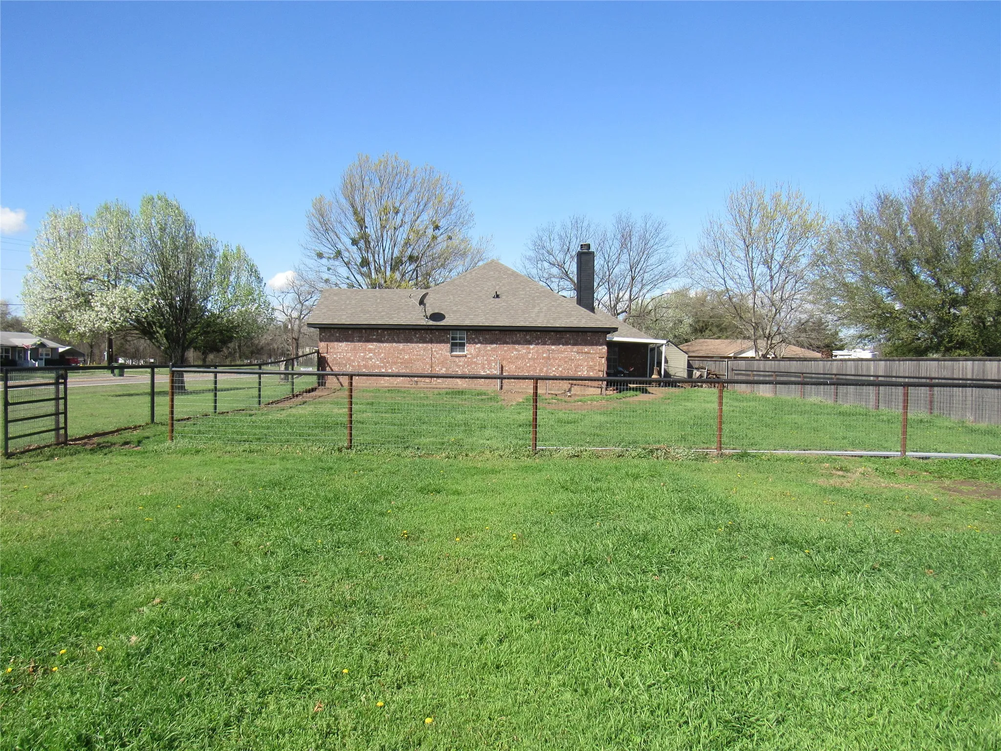 Single Family Residence For Sale in Grayson County , 4019 E Fm 120, Denison, Texas 75021, 3 Bedroom, 2 Bathroom, 5 Garage spaces, 1,621 Sqft, built in 1999, Preowned, mls#21206194, Real Estate Agent in Denison, Homes For Sale in Grayson county, Homes For Sale in Denison, Realtor in Denison Texas, Real Estate Brokerage Independent Realty Texas, Luminita Cordes Realtor