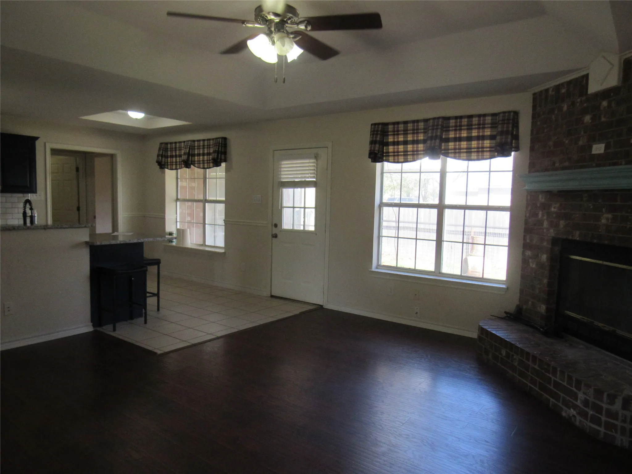 Single Family Residence For Sale in Grayson County , 4019 E Fm 120, Denison, Texas 75021, 3 Bedroom, 2 Bathroom, 5 Garage spaces, 1,621 Sqft, built in 1999, Preowned, mls#21206194, Real Estate Agent in Denison, Homes For Sale in Grayson county, Homes For Sale in Denison, Realtor in Denison Texas, Real Estate Brokerage Independent Realty Texas, Luminita Cordes Realtor