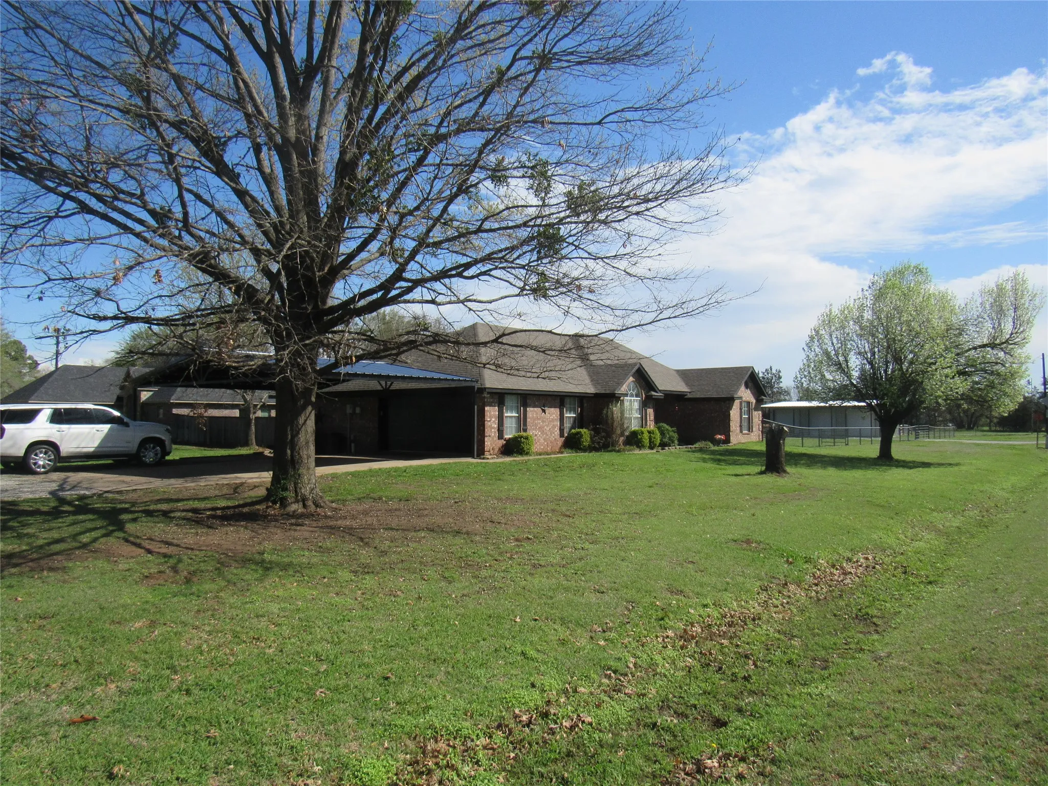 Single Family Residence For Sale in Grayson County , 4019 E Fm 120, Denison, Texas 75021, 3 Bedroom, 2 Bathroom, 5 Garage spaces, 1,621 Sqft, built in 1999, Preowned, mls#21206194, Real Estate Agent in Denison, Homes For Sale in Grayson county, Homes For Sale in Denison, Realtor in Denison Texas, Real Estate Brokerage Independent Realty Texas, Luminita Cordes Realtor
