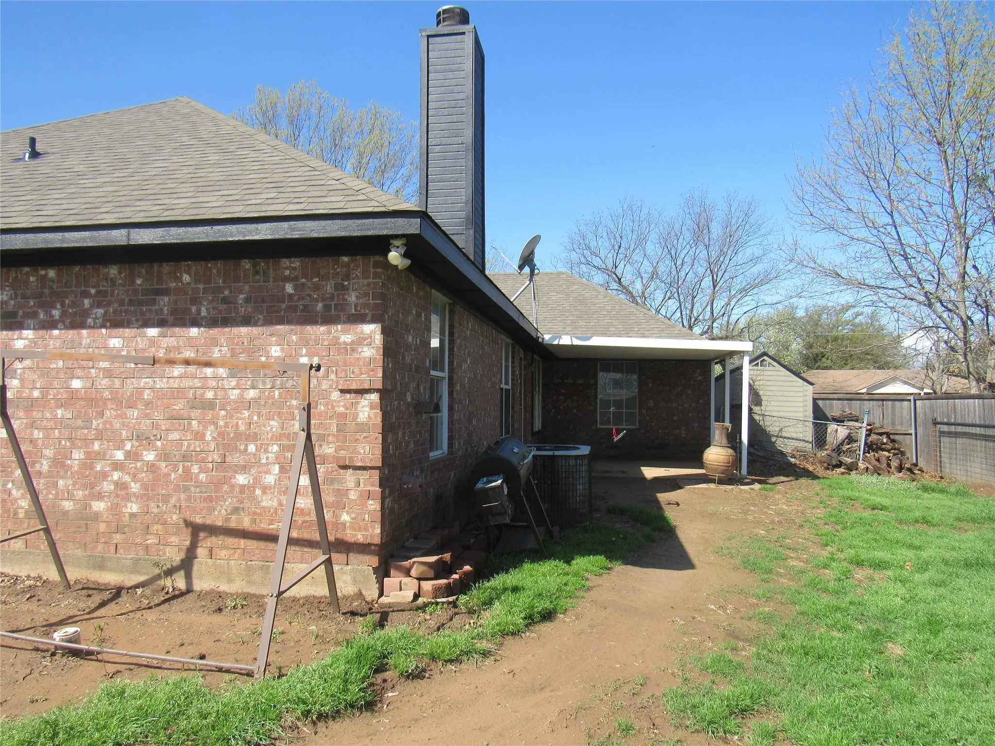 Single Family Residence For Sale in Grayson County , 4019 E Fm 120, Denison, Texas 75021, 3 Bedroom, 2 Bathroom, 5 Garage spaces, 1,621 Sqft, built in 1999, Preowned, mls#21206194, Real Estate Agent in Denison, Homes For Sale in Grayson county, Homes For Sale in Denison, Realtor in Denison Texas, Real Estate Brokerage Independent Realty Texas, Luminita Cordes Realtor
