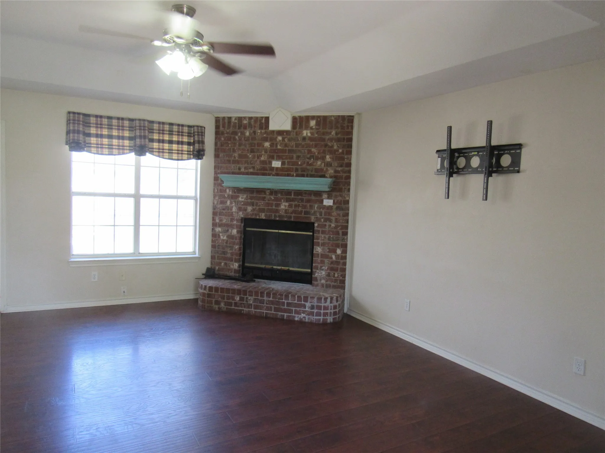 Single Family Residence For Sale in Grayson County , 4019 E Fm 120, Denison, Texas 75021, 3 Bedroom, 2 Bathroom, 5 Garage spaces, 1,621 Sqft, built in 1999, Preowned, mls#21206194, Real Estate Agent in Denison, Homes For Sale in Grayson county, Homes For Sale in Denison, Realtor in Denison Texas, Real Estate Brokerage Independent Realty Texas, Luminita Cordes Realtor