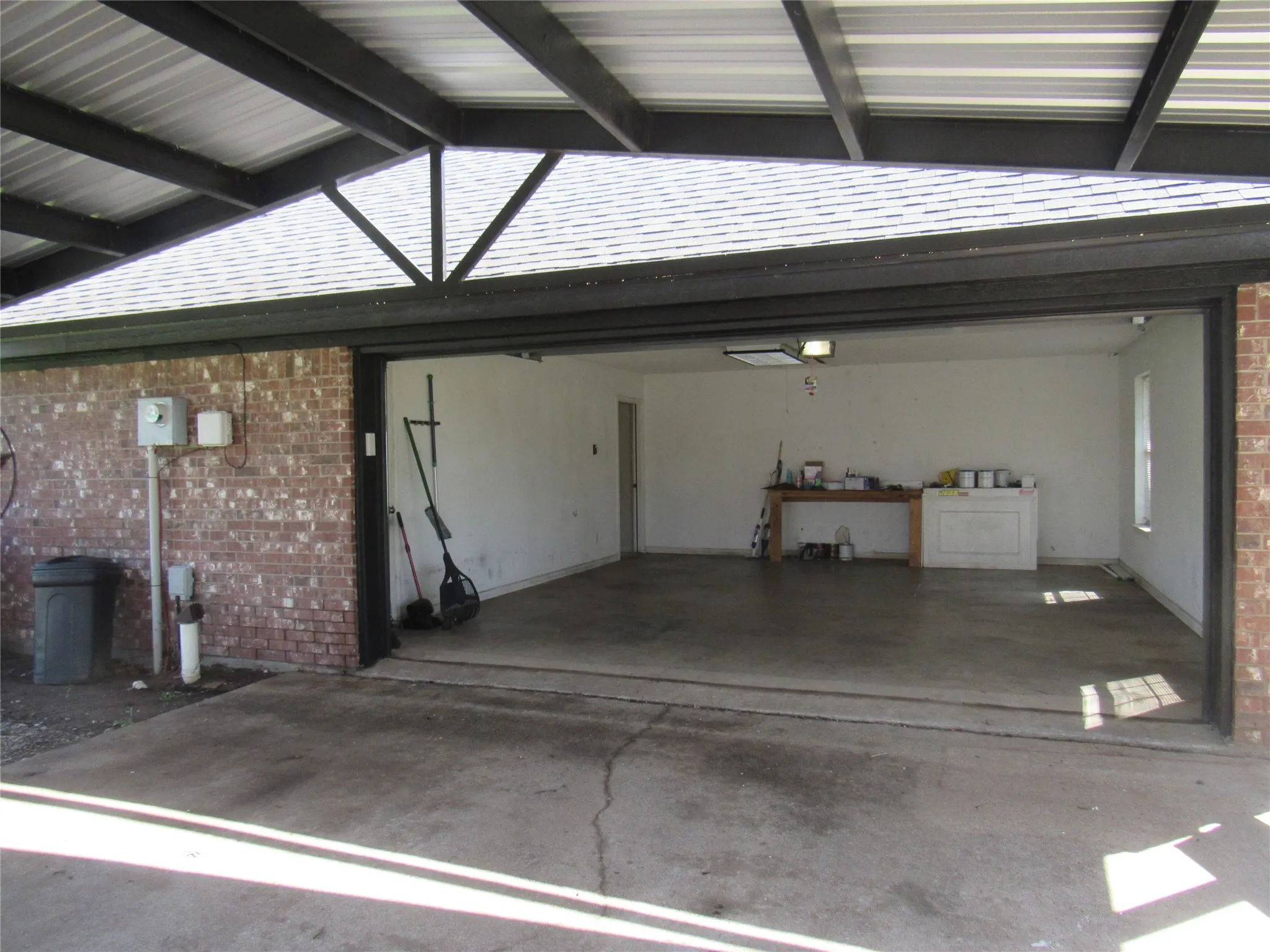 Single Family Residence For Sale in Grayson County , 4019 E Fm 120, Denison, Texas 75021, 3 Bedroom, 2 Bathroom, 5 Garage spaces, 1,621 Sqft, built in 1999, Preowned, mls#21206194, Real Estate Agent in Denison, Homes For Sale in Grayson county, Homes For Sale in Denison, Realtor in Denison Texas, Real Estate Brokerage Independent Realty Texas, Luminita Cordes Realtor