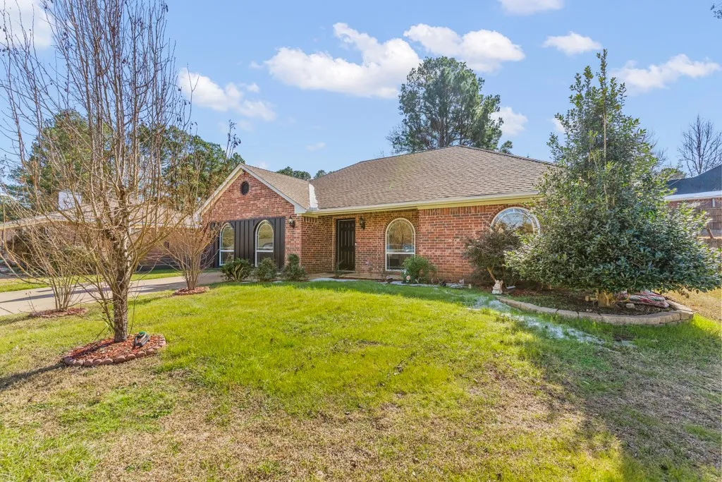 Single Family Residence For Sale in Gregg County , 804 Alta Street, Longview, Texas 75604, 3 Bedroom, 2 Bathroom, Garage spaces, 1,346 Sqft, built in 1997, mls#21205814, Real Estate Agent in Longview, Homes For Sale in Gregg county, Homes For Sale in Longview, Realtor in Longview Texas, Real Estate Brokerage Independent Realty Texas, Luminita Cordes Realtor