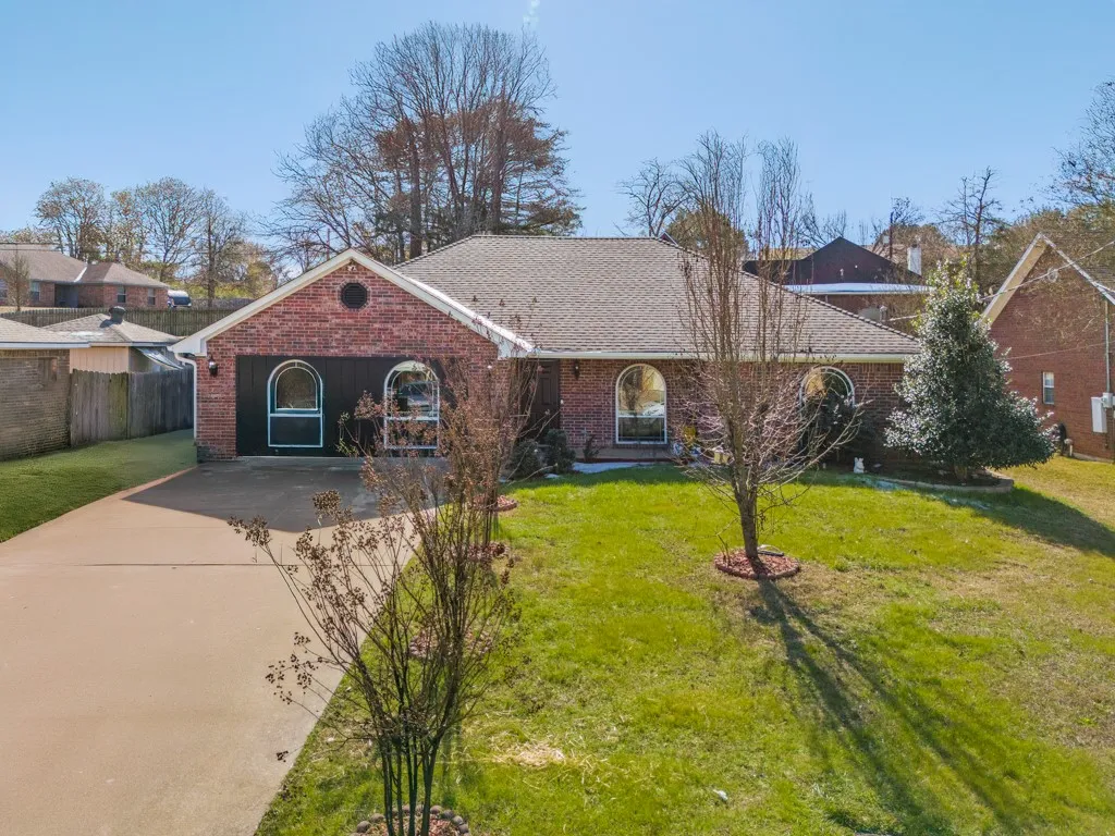 Single Family Residence For Sale in Gregg County , 804 Alta Street, Longview, Texas 75604, 3 Bedroom, 2 Bathroom, Garage spaces, 1,346 Sqft, built in 1997, mls#21205814, Real Estate Agent in Longview, Homes For Sale in Gregg county, Homes For Sale in Longview, Realtor in Longview Texas, Real Estate Brokerage Independent Realty Texas, Luminita Cordes Realtor