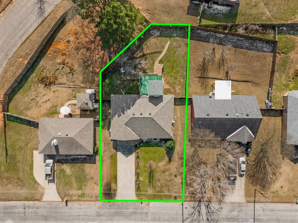 Single Family Residence For Sale in Gregg County , 804 Alta Street, Longview, Texas 75604, 3 Bedroom, 2 Bathroom, Garage spaces, 1,346 Sqft, built in 1997, mls#21205814, Real Estate Agent in Longview, Homes For Sale in Gregg county, Homes For Sale in Longview, Realtor in Longview Texas, Real Estate Brokerage Independent Realty Texas, Luminita Cordes Realtor