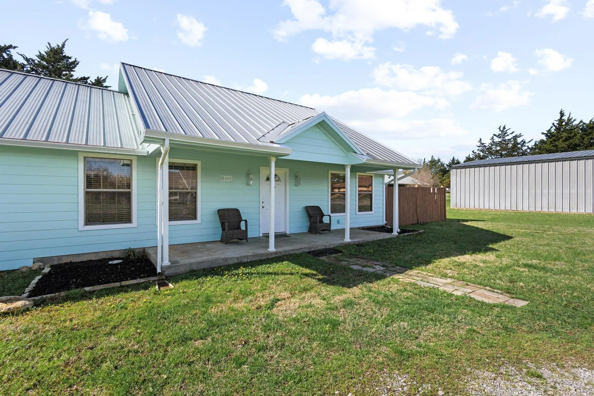Single Family Residence For Sale in Grayson County , 404 Willow Drive, Pottsboro, Texas 75076, 3 Bedroom, 2 Bathroom, Garage spaces, 1,300 Sqft, built in 2004, Preowned, mls#21204242, Real Estate Agent in Pottsboro, Homes For Sale in Grayson county, Homes For Sale in Pottsboro, Realtor in Pottsboro Texas, Real Estate Brokerage Independent Realty Texas, Luminita Cordes Realtor