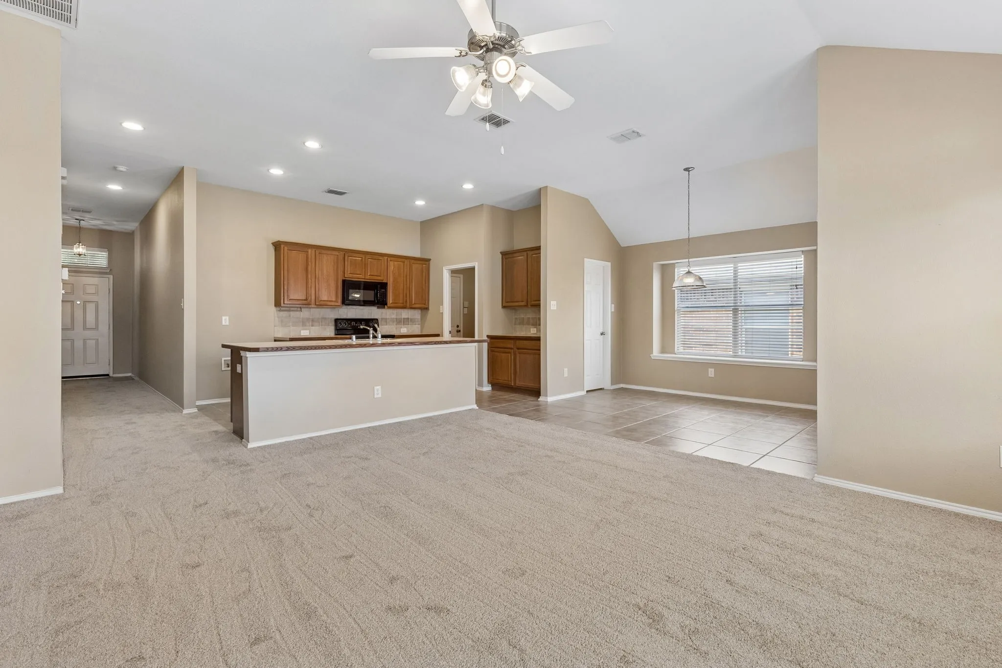 Single Family Residence For Sale in Collin County , 891 Austin Lane, Lavon, Texas 75166, 3 Bedroom, 2 Bathroom, 2 Garage spaces, 1,510 Sqft, built in 2006, mls#21198780, Real Estate Agent in Lavon, Homes For Sale in Collin county, Homes For Sale in Lavon, Realtor in Lavon Texas, Real Estate Brokerage Independent Realty Texas, Luminita Cordes Realtor