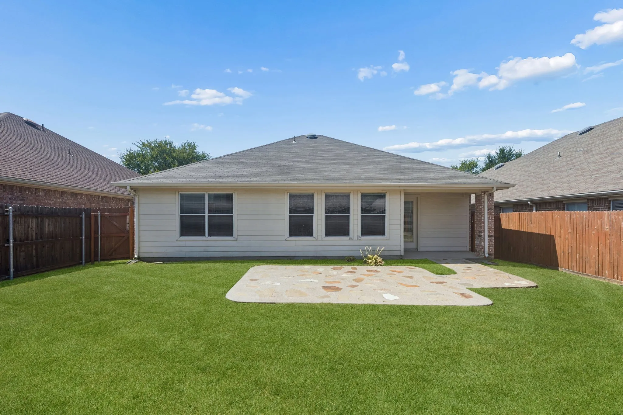 Single Family Residence For Sale in Collin County , 891 Austin Lane, Lavon, Texas 75166, 3 Bedroom, 2 Bathroom, 2 Garage spaces, 1,510 Sqft, built in 2006, mls#21198780, Real Estate Agent in Lavon, Homes For Sale in Collin county, Homes For Sale in Lavon, Realtor in Lavon Texas, Real Estate Brokerage Independent Realty Texas, Luminita Cordes Realtor