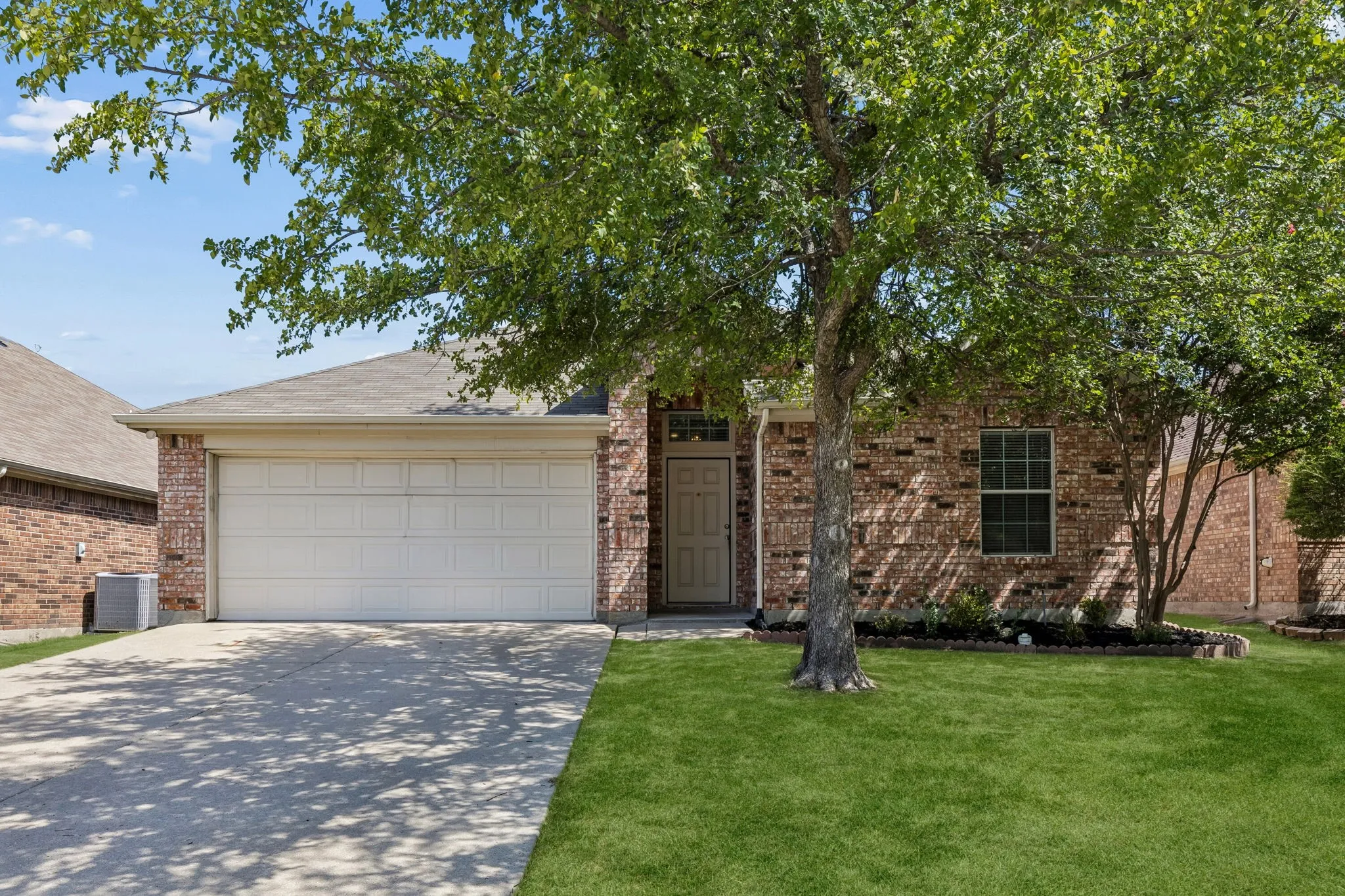 Single Family Residence For Sale in Collin County , 891 Austin Lane, Lavon, Texas 75166, 3 Bedroom, 2 Bathroom, 2 Garage spaces, 1,510 Sqft, built in 2006, mls#21198780, Real Estate Agent in Lavon, Homes For Sale in Collin county, Homes For Sale in Lavon, Realtor in Lavon Texas, Real Estate Brokerage Independent Realty Texas, Luminita Cordes Realtor