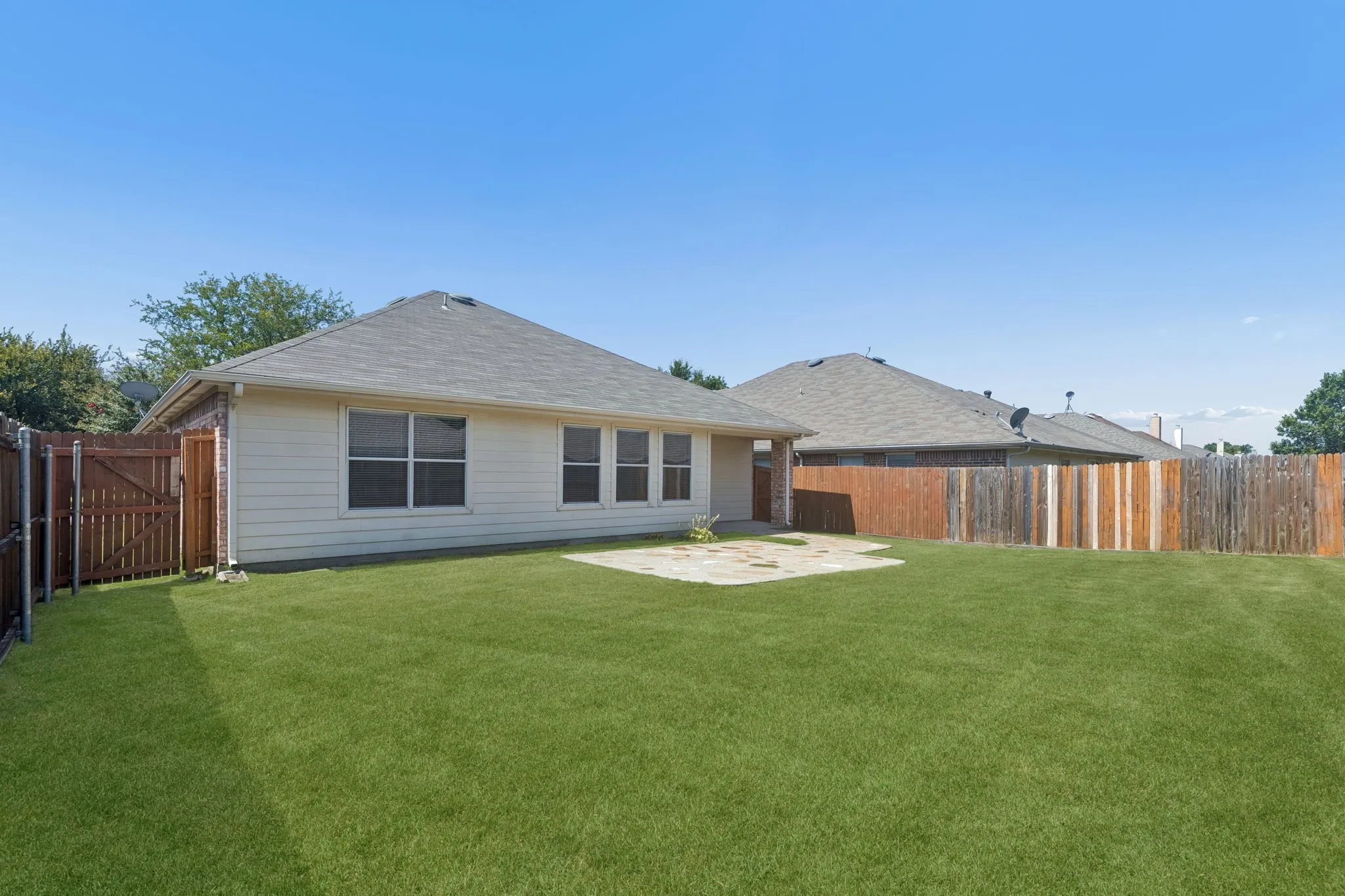 Single Family Residence For Sale in Collin County , 891 Austin Lane, Lavon, Texas 75166, 3 Bedroom, 2 Bathroom, 2 Garage spaces, 1,510 Sqft, built in 2006, mls#21198780, Real Estate Agent in Lavon, Homes For Sale in Collin county, Homes For Sale in Lavon, Realtor in Lavon Texas, Real Estate Brokerage Independent Realty Texas, Luminita Cordes Realtor