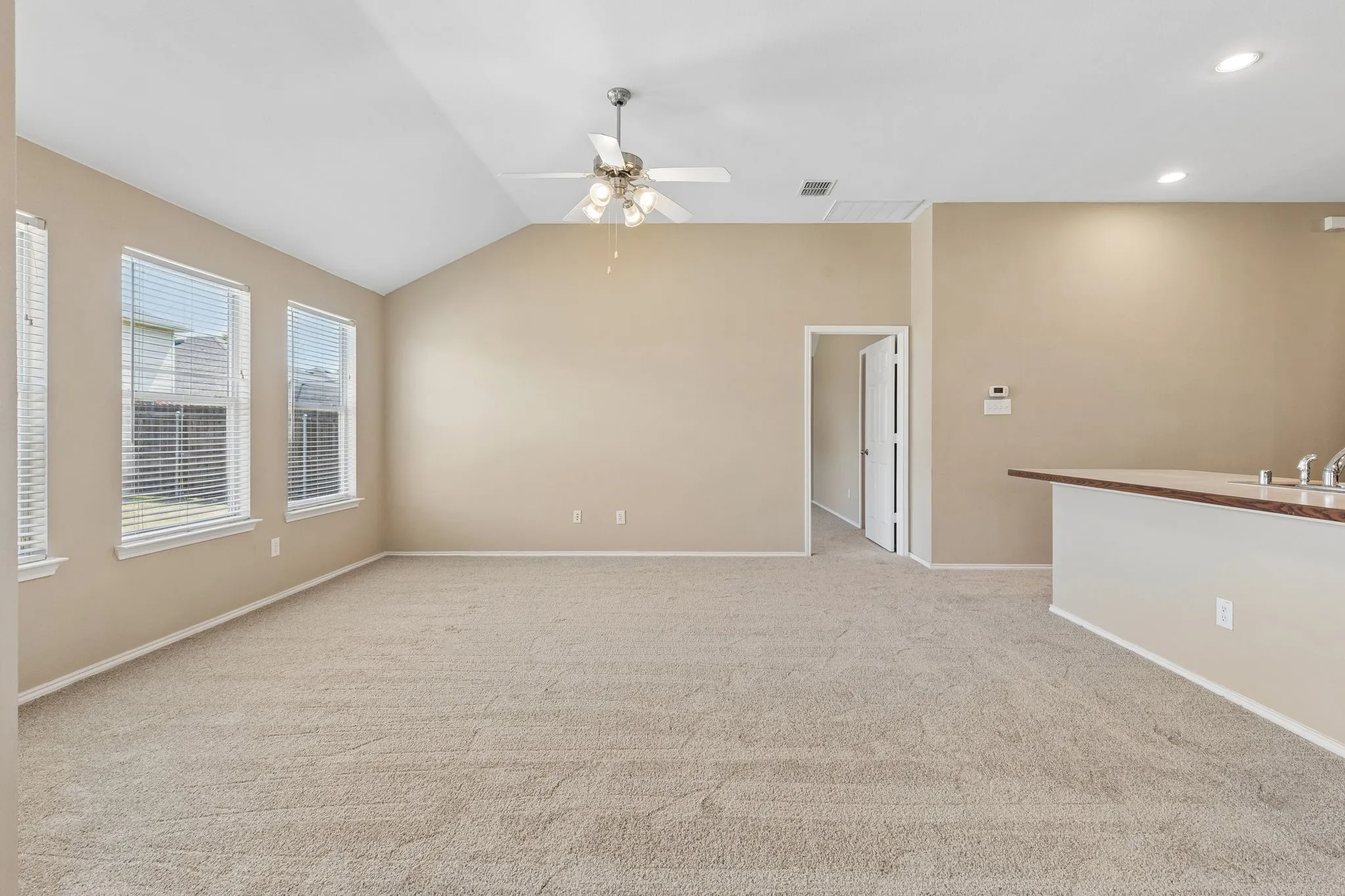 Single Family Residence For Sale in Collin County , 891 Austin Lane, Lavon, Texas 75166, 3 Bedroom, 2 Bathroom, 2 Garage spaces, 1,510 Sqft, built in 2006, mls#21198780, Real Estate Agent in Lavon, Homes For Sale in Collin county, Homes For Sale in Lavon, Realtor in Lavon Texas, Real Estate Brokerage Independent Realty Texas, Luminita Cordes Realtor