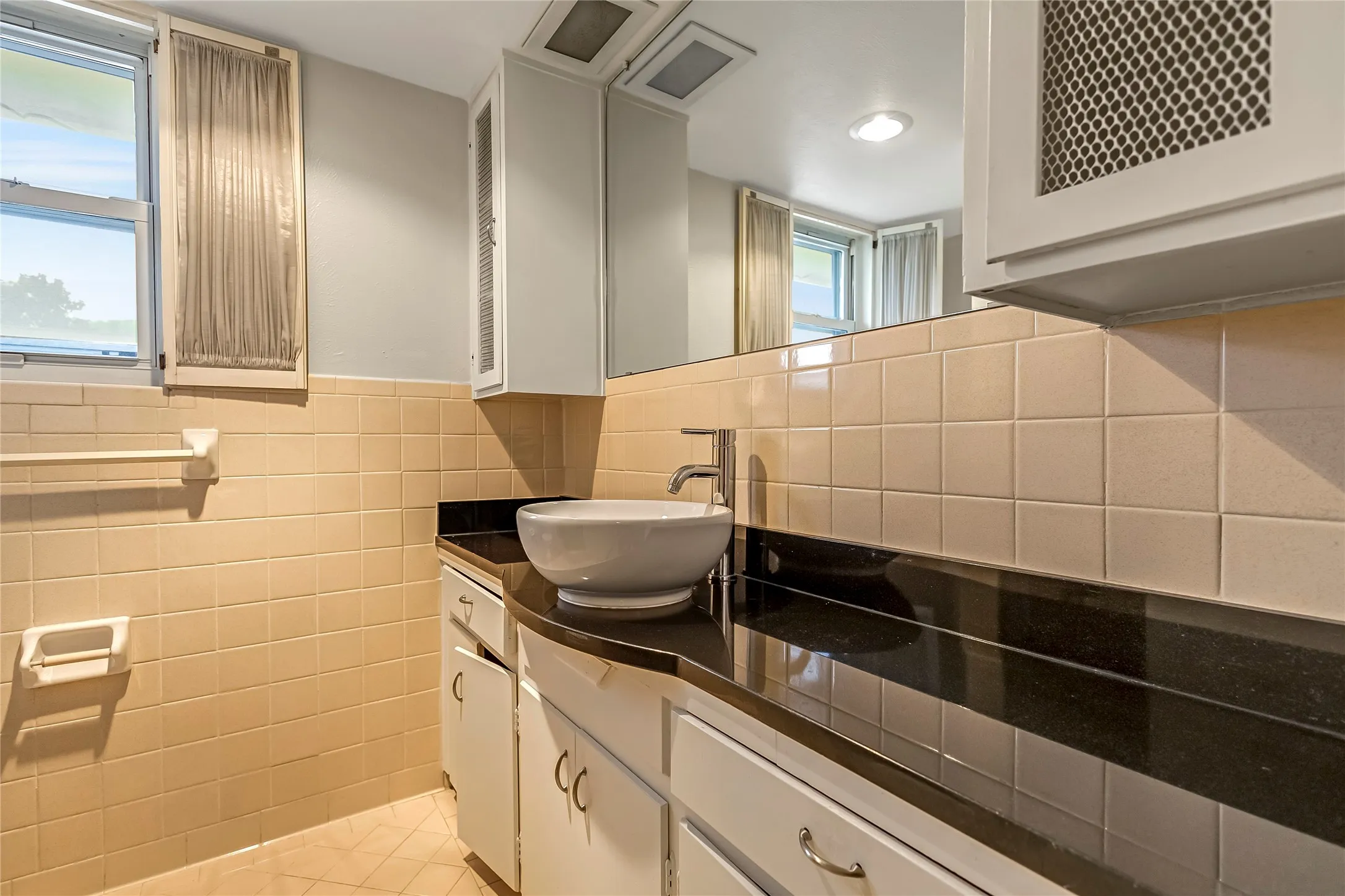 Condominium For Sale in Dallas County , 5835 E University Boulevard D, Dallas, Texas 75206, 2 Bedroom, 2 Bathroom, Garage spaces, 1,320 Sqft, built in 1964, Preowned, mls#21206865, Real Estate Agent in Dallas, Homes For Sale in Dallas county, Homes For Sale in Dallas, Realtor in Dallas Texas, Real Estate Brokerage Independent Realty Texas, Luminita Cordes Realtor