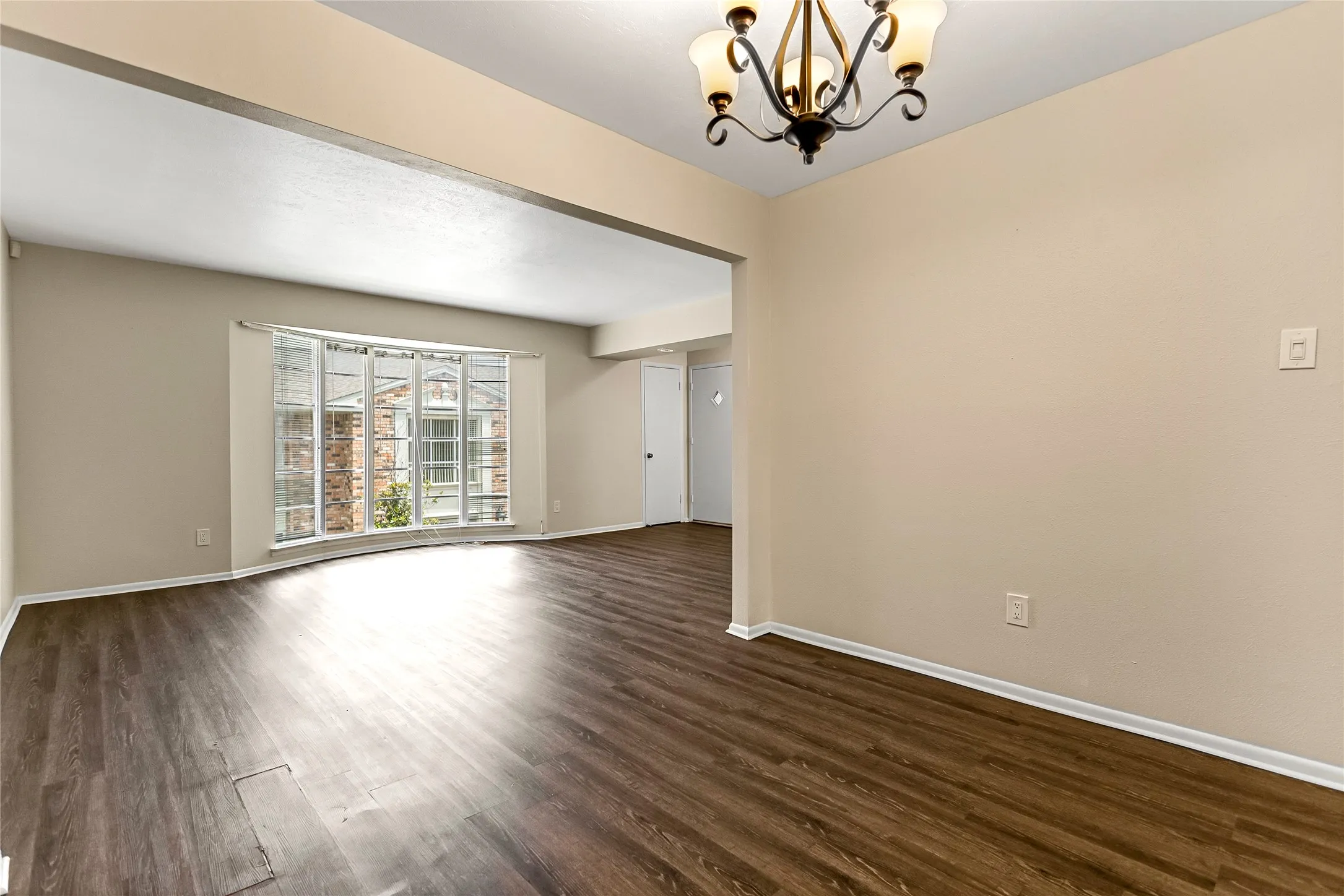 Condominium For Sale in Dallas County , 5835 E University Boulevard D, Dallas, Texas 75206, 2 Bedroom, 2 Bathroom, Garage spaces, 1,320 Sqft, built in 1964, Preowned, mls#21206865, Real Estate Agent in Dallas, Homes For Sale in Dallas county, Homes For Sale in Dallas, Realtor in Dallas Texas, Real Estate Brokerage Independent Realty Texas, Luminita Cordes Realtor