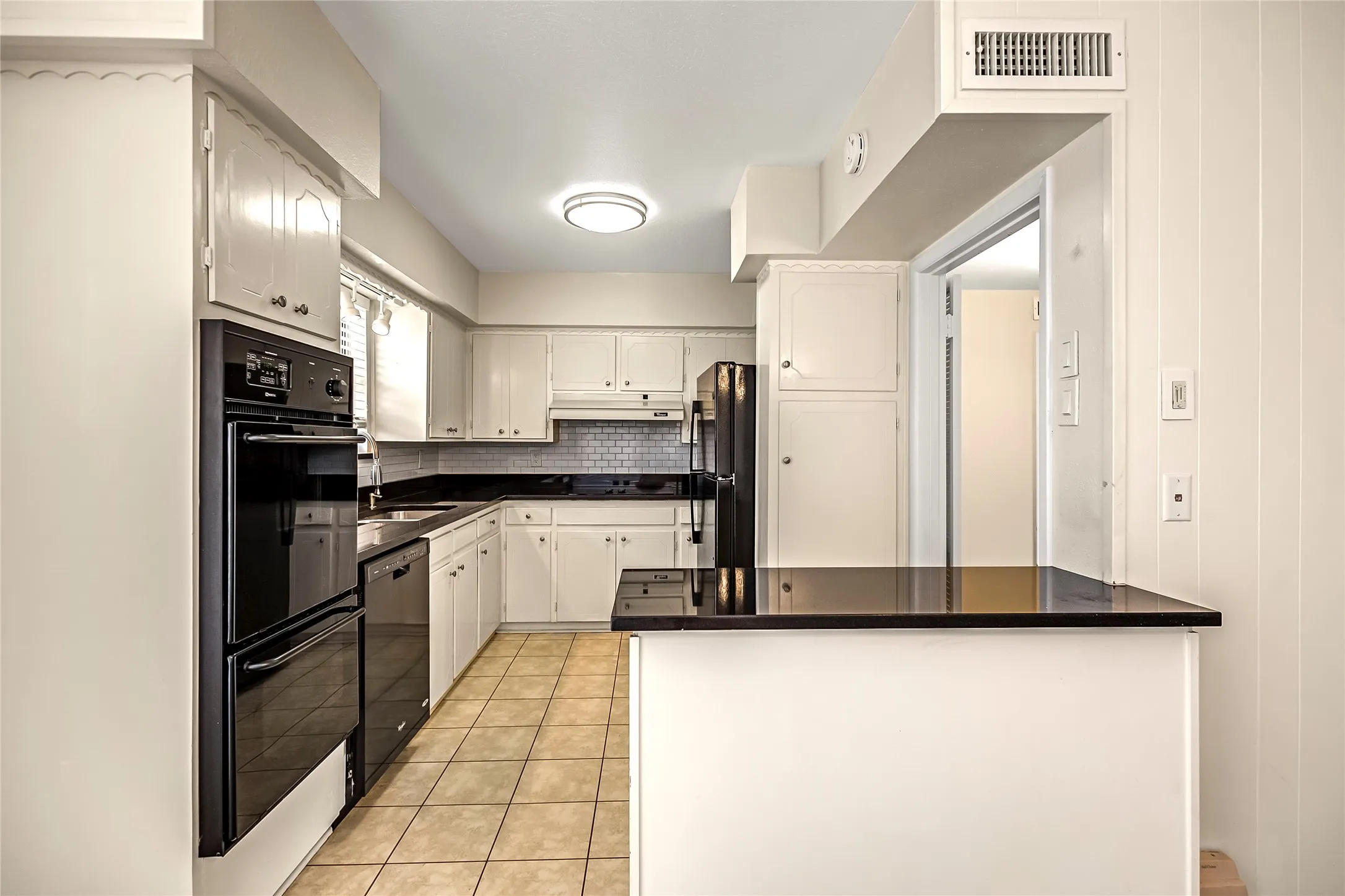Condominium For Sale in Dallas County , 5835 E University Boulevard D, Dallas, Texas 75206, 2 Bedroom, 2 Bathroom, Garage spaces, 1,320 Sqft, built in 1964, Preowned, mls#21206865, Real Estate Agent in Dallas, Homes For Sale in Dallas county, Homes For Sale in Dallas, Realtor in Dallas Texas, Real Estate Brokerage Independent Realty Texas, Luminita Cordes Realtor