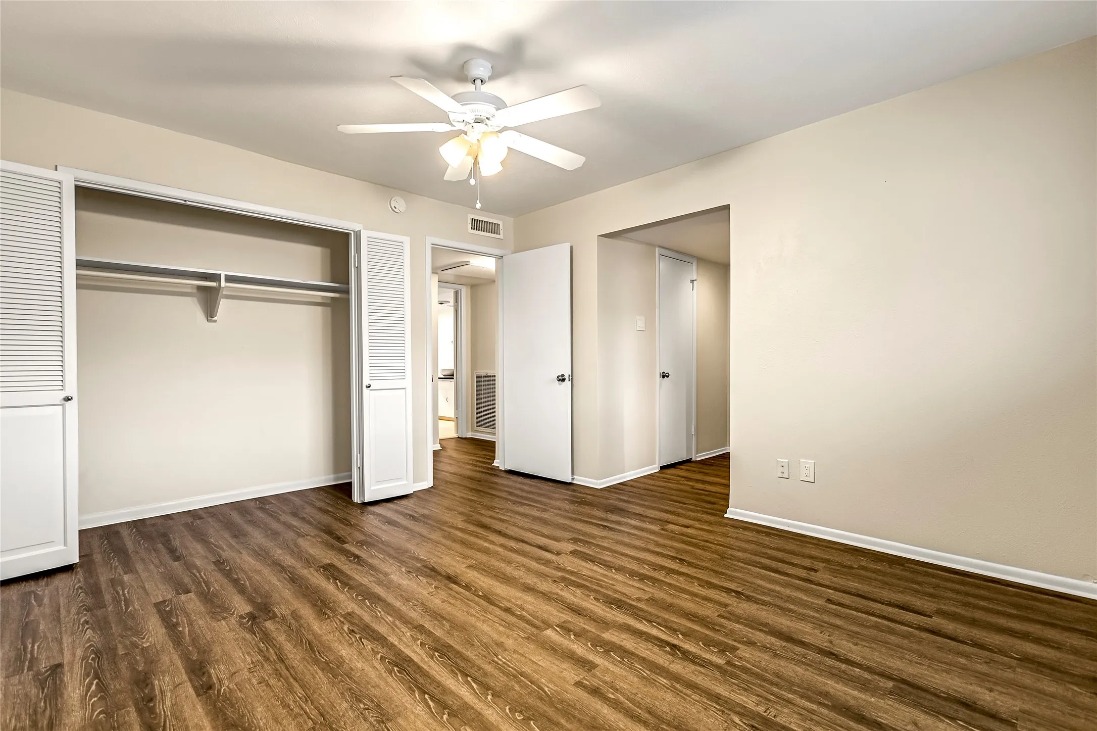 Condominium For Sale in Dallas County , 5835 E University Boulevard D, Dallas, Texas 75206, 2 Bedroom, 2 Bathroom, Garage spaces, 1,320 Sqft, built in 1964, Preowned, mls#21206865, Real Estate Agent in Dallas, Homes For Sale in Dallas county, Homes For Sale in Dallas, Realtor in Dallas Texas, Real Estate Brokerage Independent Realty Texas, Luminita Cordes Realtor