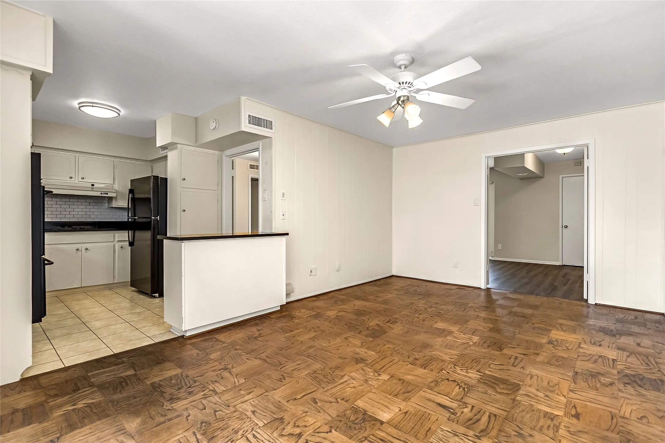 Condominium For Sale in Dallas County , 5835 E University Boulevard D, Dallas, Texas 75206, 2 Bedroom, 2 Bathroom, Garage spaces, 1,320 Sqft, built in 1964, Preowned, mls#21206865, Real Estate Agent in Dallas, Homes For Sale in Dallas county, Homes For Sale in Dallas, Realtor in Dallas Texas, Real Estate Brokerage Independent Realty Texas, Luminita Cordes Realtor