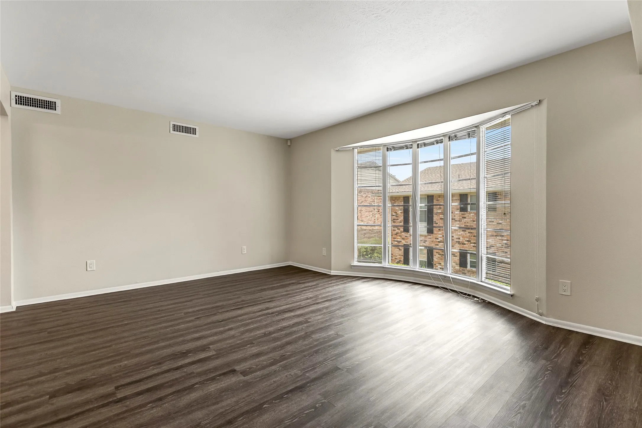 Condominium For Sale in Dallas County , 5835 E University Boulevard D, Dallas, Texas 75206, 2 Bedroom, 2 Bathroom, Garage spaces, 1,320 Sqft, built in 1964, Preowned, mls#21206865, Real Estate Agent in Dallas, Homes For Sale in Dallas county, Homes For Sale in Dallas, Realtor in Dallas Texas, Real Estate Brokerage Independent Realty Texas, Luminita Cordes Realtor