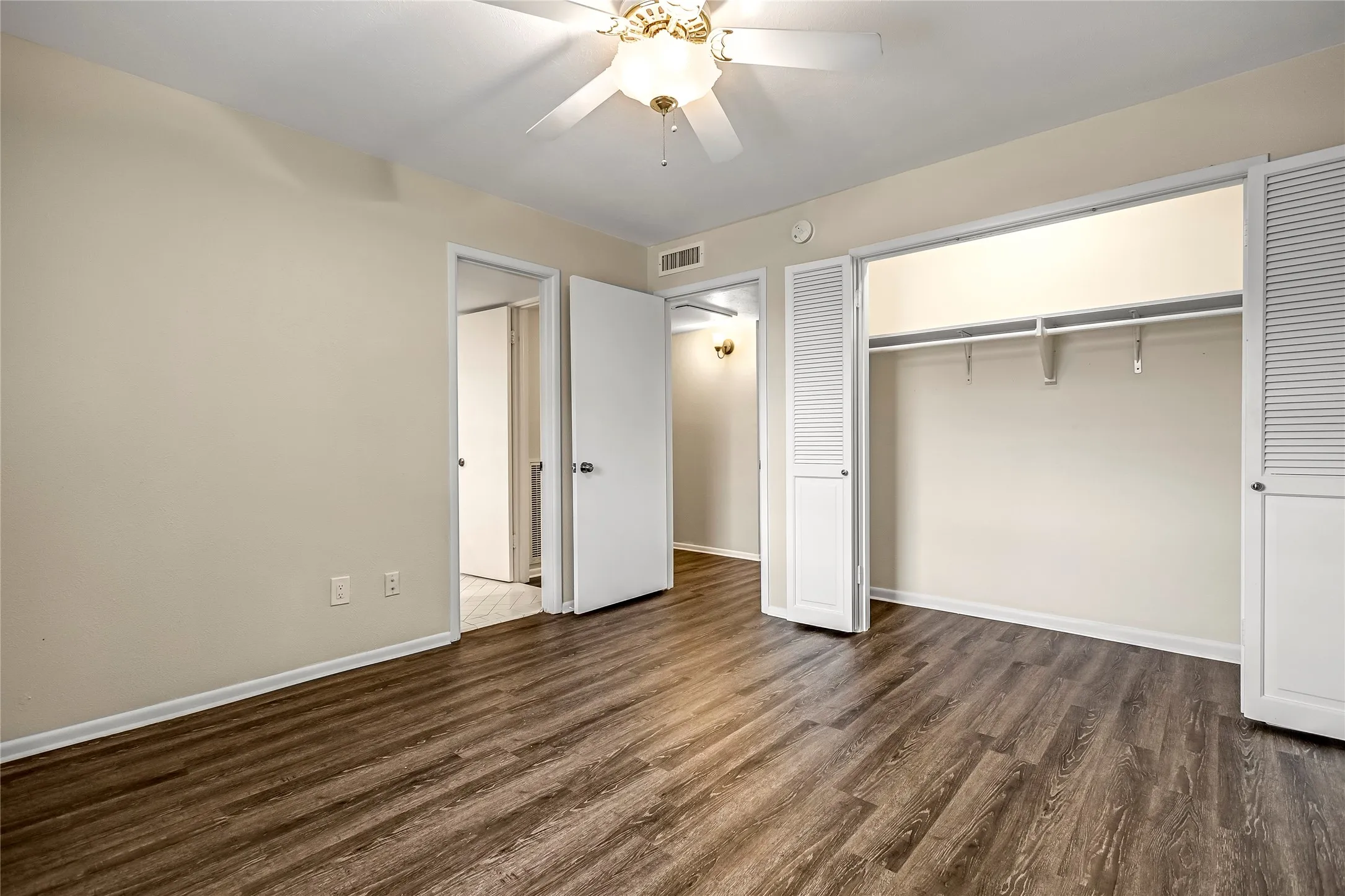 Condominium For Sale in Dallas County , 5835 E University Boulevard D, Dallas, Texas 75206, 2 Bedroom, 2 Bathroom, Garage spaces, 1,320 Sqft, built in 1964, Preowned, mls#21206865, Real Estate Agent in Dallas, Homes For Sale in Dallas county, Homes For Sale in Dallas, Realtor in Dallas Texas, Real Estate Brokerage Independent Realty Texas, Luminita Cordes Realtor