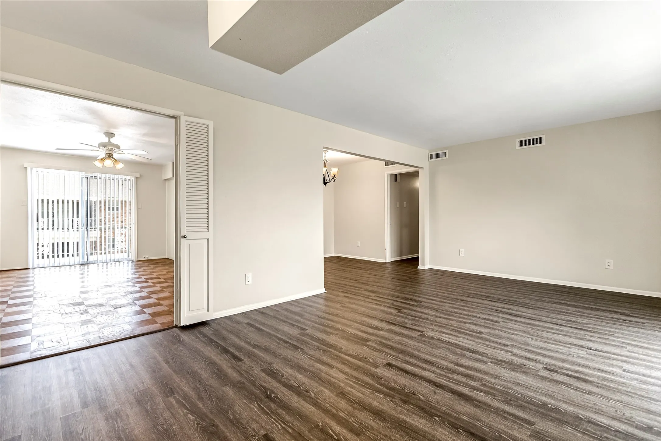 Condominium For Sale in Dallas County , 5835 E University Boulevard D, Dallas, Texas 75206, 2 Bedroom, 2 Bathroom, Garage spaces, 1,320 Sqft, built in 1964, Preowned, mls#21206865, Real Estate Agent in Dallas, Homes For Sale in Dallas county, Homes For Sale in Dallas, Realtor in Dallas Texas, Real Estate Brokerage Independent Realty Texas, Luminita Cordes Realtor