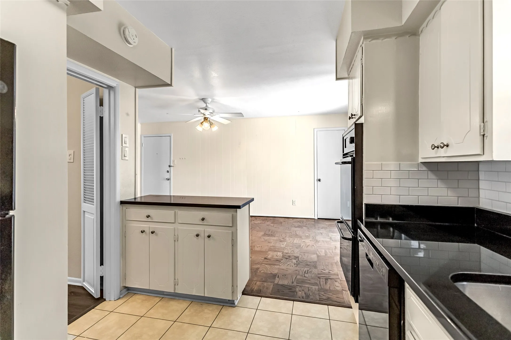 Condominium For Sale in Dallas County , 5835 E University Boulevard D, Dallas, Texas 75206, 2 Bedroom, 2 Bathroom, Garage spaces, 1,320 Sqft, built in 1964, Preowned, mls#21206865, Real Estate Agent in Dallas, Homes For Sale in Dallas county, Homes For Sale in Dallas, Realtor in Dallas Texas, Real Estate Brokerage Independent Realty Texas, Luminita Cordes Realtor