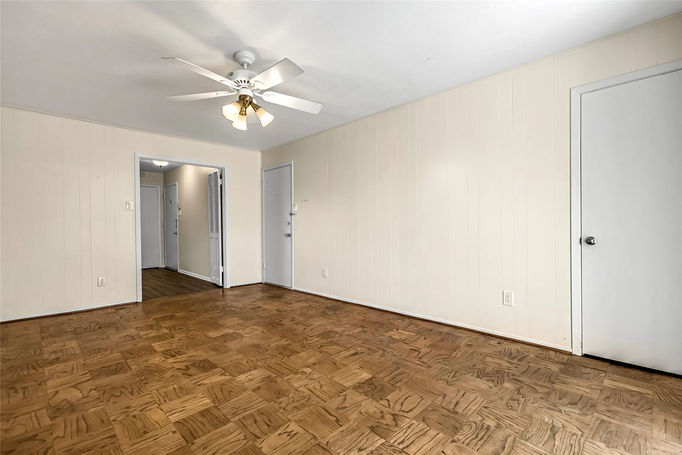 Condominium For Sale in Dallas County , 5835 E University Boulevard D, Dallas, Texas 75206, 2 Bedroom, 2 Bathroom, Garage spaces, 1,320 Sqft, built in 1964, Preowned, mls#21206865, Real Estate Agent in Dallas, Homes For Sale in Dallas county, Homes For Sale in Dallas, Realtor in Dallas Texas, Real Estate Brokerage Independent Realty Texas, Luminita Cordes Realtor