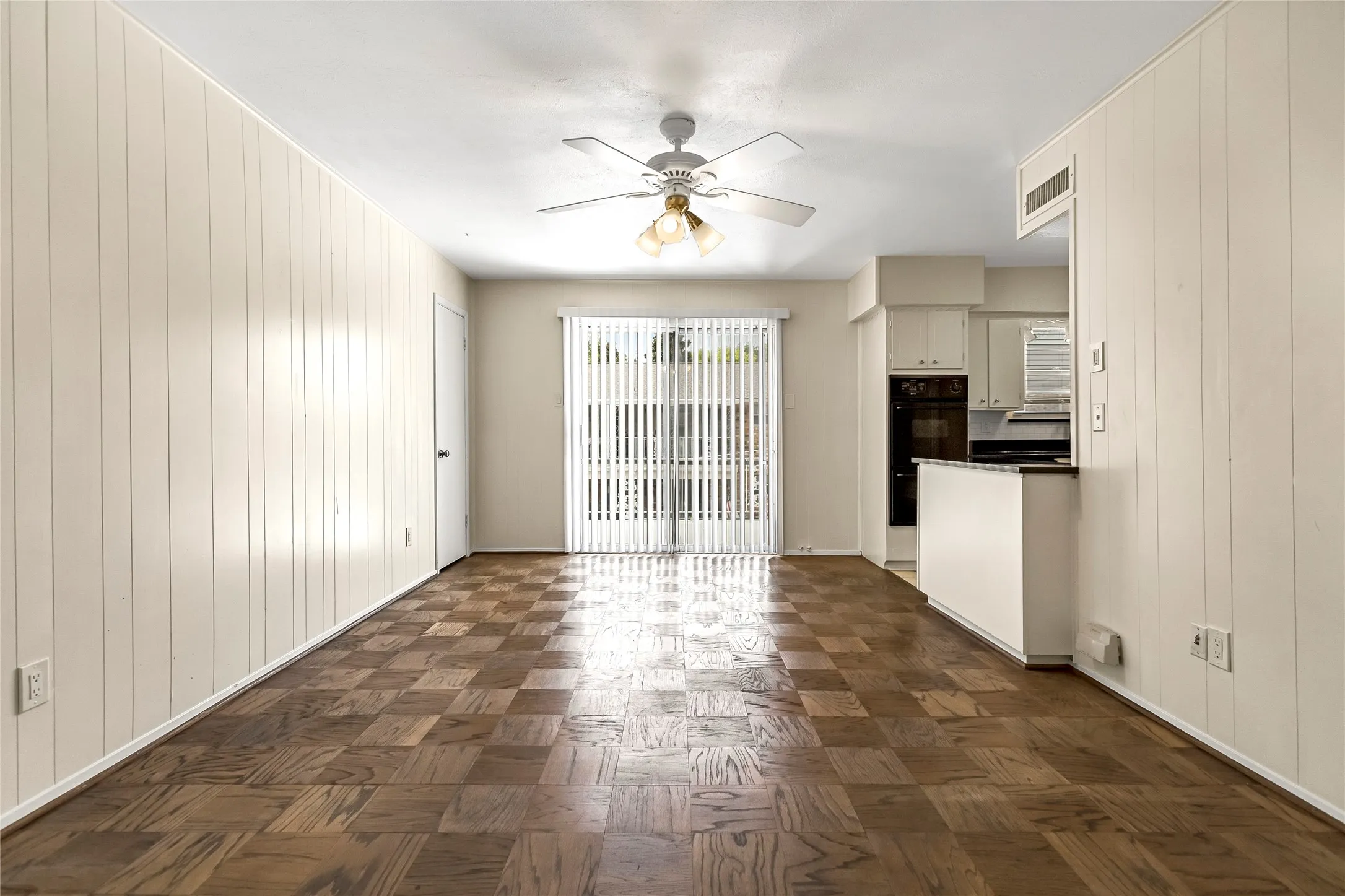 Condominium For Sale in Dallas County , 5835 E University Boulevard D, Dallas, Texas 75206, 2 Bedroom, 2 Bathroom, Garage spaces, 1,320 Sqft, built in 1964, Preowned, mls#21206865, Real Estate Agent in Dallas, Homes For Sale in Dallas county, Homes For Sale in Dallas, Realtor in Dallas Texas, Real Estate Brokerage Independent Realty Texas, Luminita Cordes Realtor