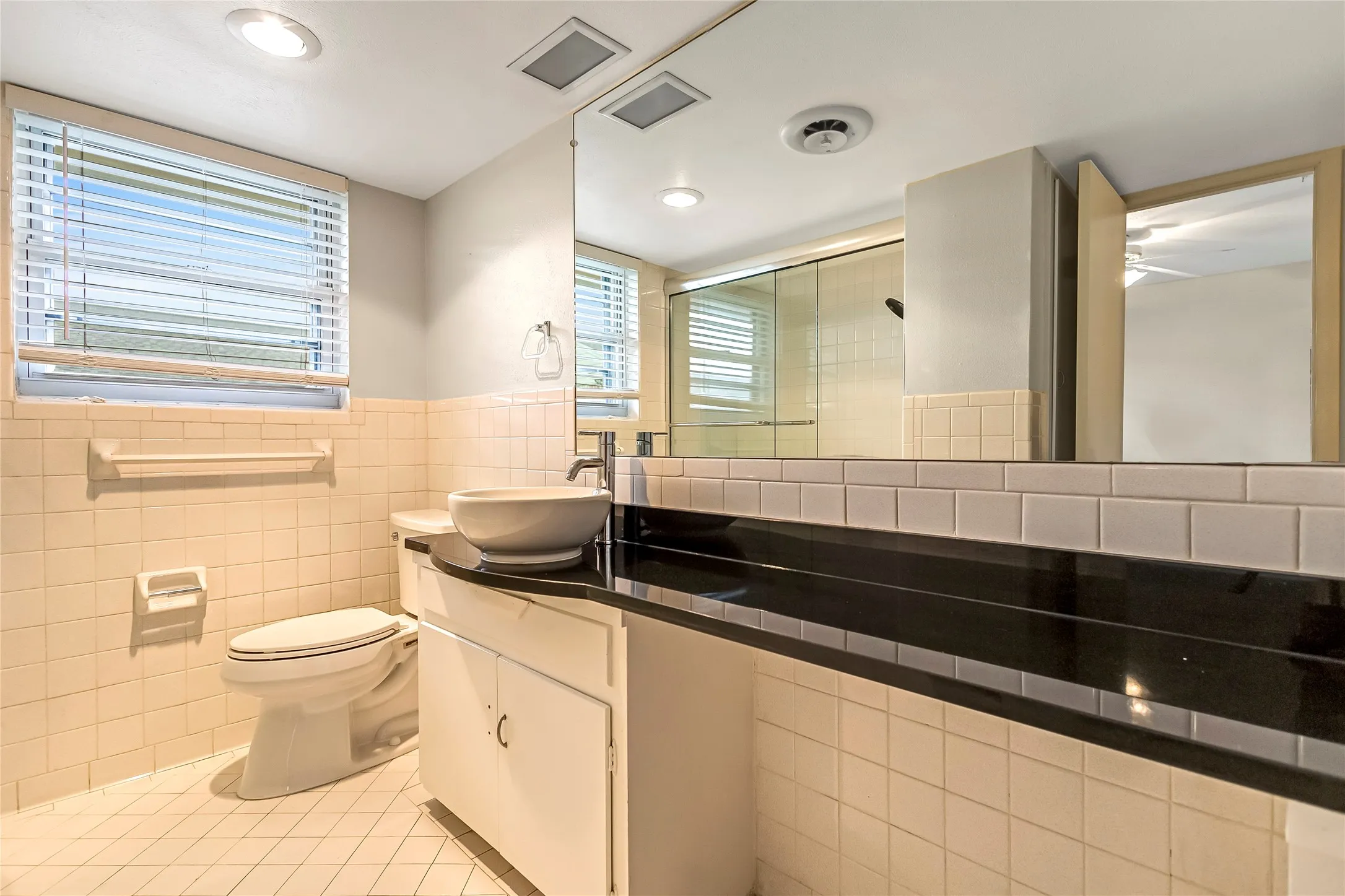 Condominium For Sale in Dallas County , 5835 E University Boulevard D, Dallas, Texas 75206, 2 Bedroom, 2 Bathroom, Garage spaces, 1,320 Sqft, built in 1964, Preowned, mls#21206865, Real Estate Agent in Dallas, Homes For Sale in Dallas county, Homes For Sale in Dallas, Realtor in Dallas Texas, Real Estate Brokerage Independent Realty Texas, Luminita Cordes Realtor