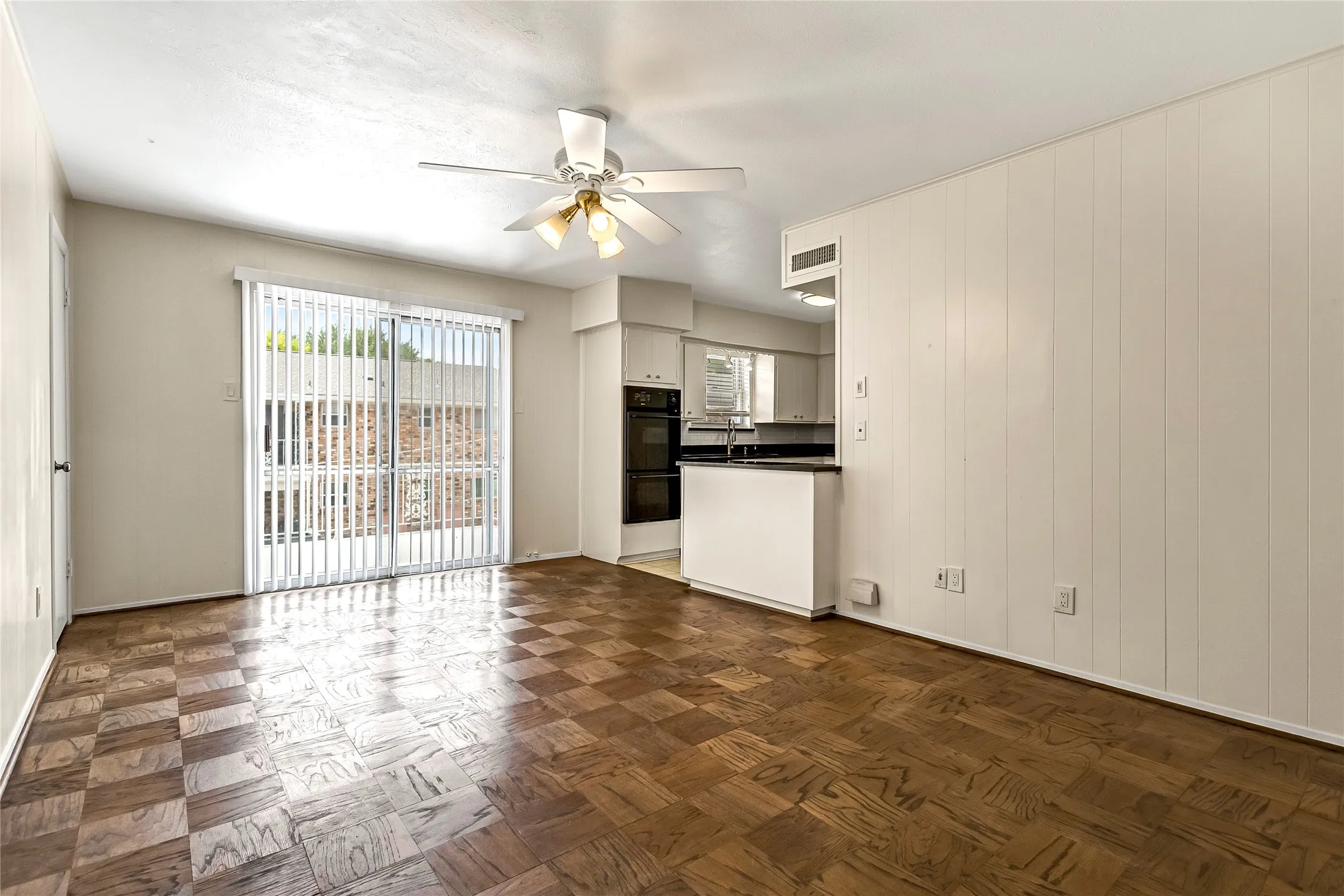 Condominium For Sale in Dallas County , 5835 E University Boulevard D, Dallas, Texas 75206, 2 Bedroom, 2 Bathroom, Garage spaces, 1,320 Sqft, built in 1964, Preowned, mls#21206865, Real Estate Agent in Dallas, Homes For Sale in Dallas county, Homes For Sale in Dallas, Realtor in Dallas Texas, Real Estate Brokerage Independent Realty Texas, Luminita Cordes Realtor