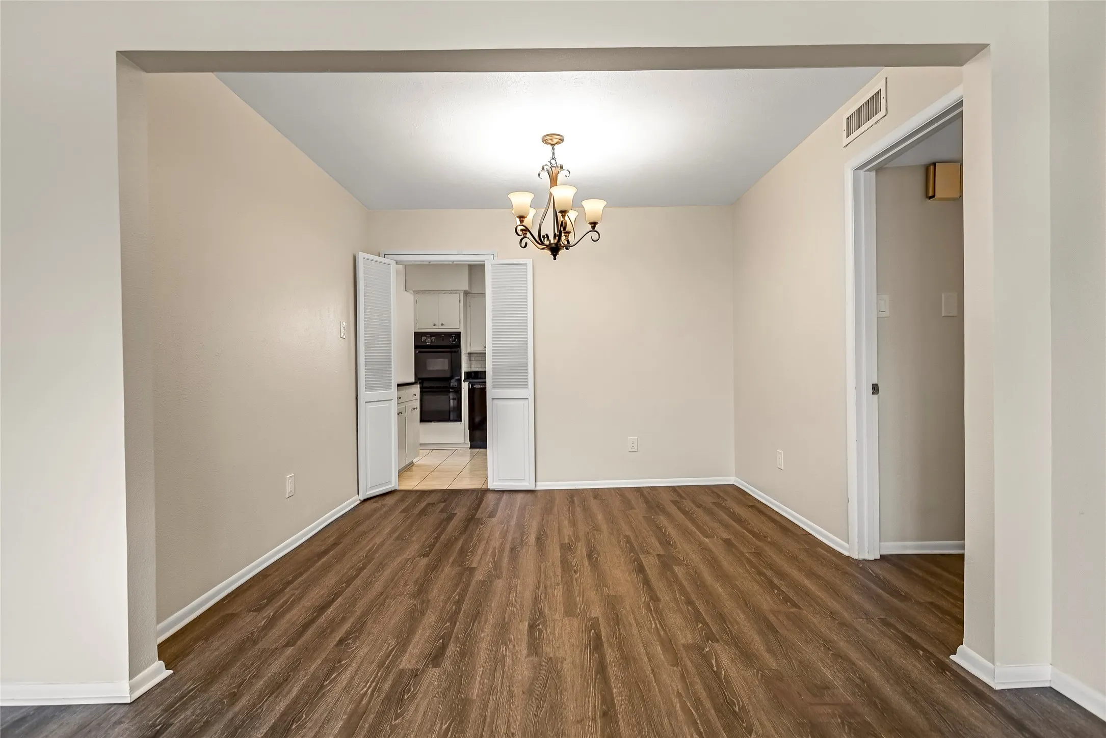 Condominium For Sale in Dallas County , 5835 E University Boulevard D, Dallas, Texas 75206, 2 Bedroom, 2 Bathroom, Garage spaces, 1,320 Sqft, built in 1964, Preowned, mls#21206865, Real Estate Agent in Dallas, Homes For Sale in Dallas county, Homes For Sale in Dallas, Realtor in Dallas Texas, Real Estate Brokerage Independent Realty Texas, Luminita Cordes Realtor