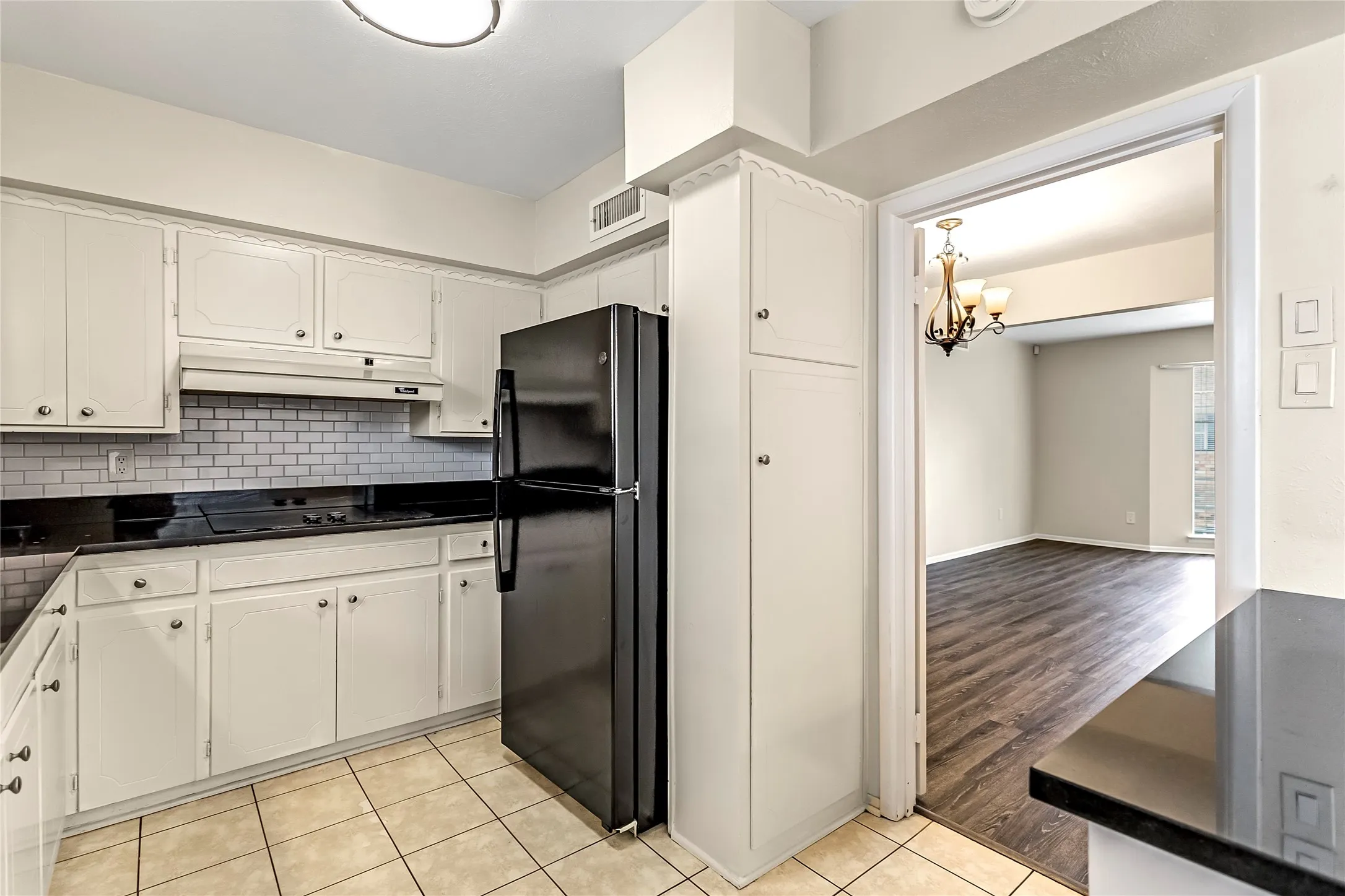 Condominium For Sale in Dallas County , 5835 E University Boulevard D, Dallas, Texas 75206, 2 Bedroom, 2 Bathroom, Garage spaces, 1,320 Sqft, built in 1964, Preowned, mls#21206865, Real Estate Agent in Dallas, Homes For Sale in Dallas county, Homes For Sale in Dallas, Realtor in Dallas Texas, Real Estate Brokerage Independent Realty Texas, Luminita Cordes Realtor