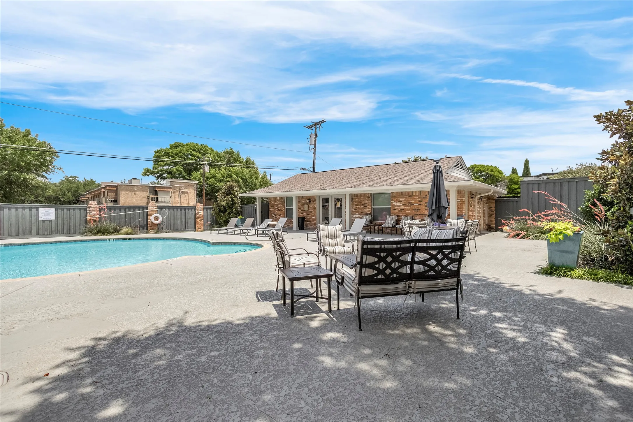 Condominium For Sale in Dallas County , 5835 E University Boulevard D, Dallas, Texas 75206, 2 Bedroom, 2 Bathroom, Garage spaces, 1,320 Sqft, built in 1964, Preowned, mls#21206865, Real Estate Agent in Dallas, Homes For Sale in Dallas county, Homes For Sale in Dallas, Realtor in Dallas Texas, Real Estate Brokerage Independent Realty Texas, Luminita Cordes Realtor
