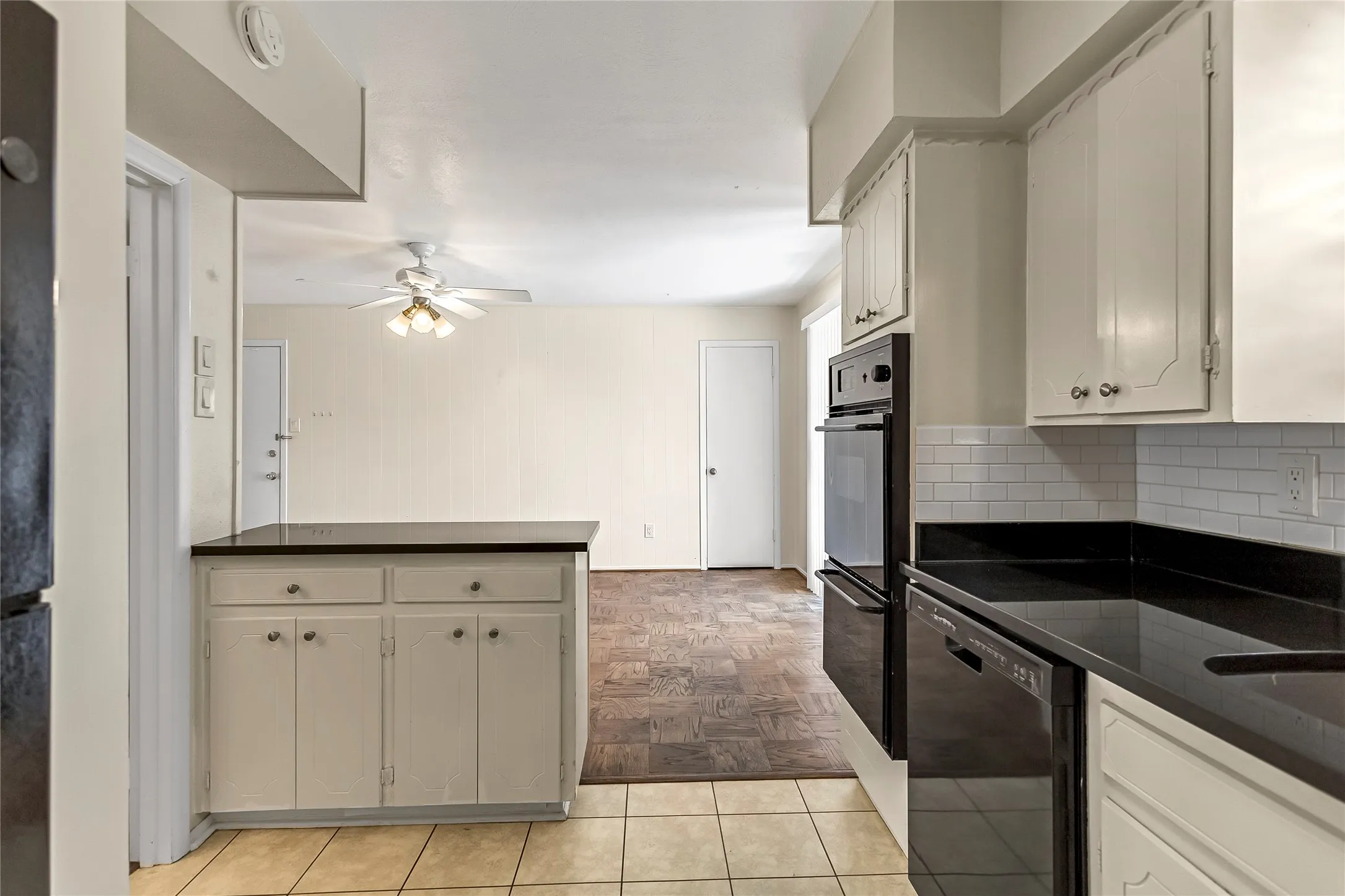 Condominium For Sale in Dallas County , 5835 E University Boulevard D, Dallas, Texas 75206, 2 Bedroom, 2 Bathroom, Garage spaces, 1,320 Sqft, built in 1964, Preowned, mls#21206865, Real Estate Agent in Dallas, Homes For Sale in Dallas county, Homes For Sale in Dallas, Realtor in Dallas Texas, Real Estate Brokerage Independent Realty Texas, Luminita Cordes Realtor