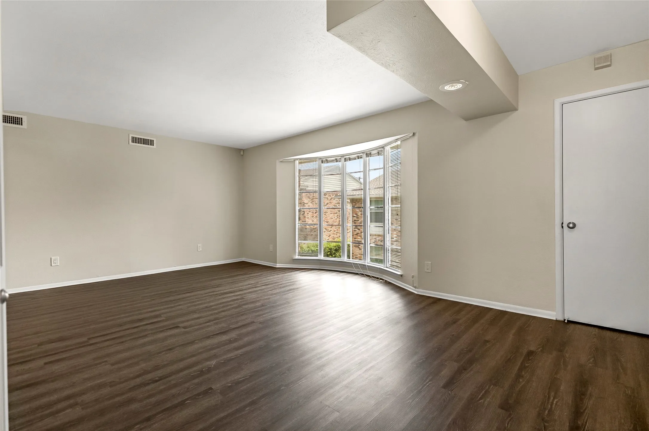 Condominium For Sale in Dallas County , 5835 E University Boulevard D, Dallas, Texas 75206, 2 Bedroom, 2 Bathroom, Garage spaces, 1,320 Sqft, built in 1964, Preowned, mls#21206865, Real Estate Agent in Dallas, Homes For Sale in Dallas county, Homes For Sale in Dallas, Realtor in Dallas Texas, Real Estate Brokerage Independent Realty Texas, Luminita Cordes Realtor