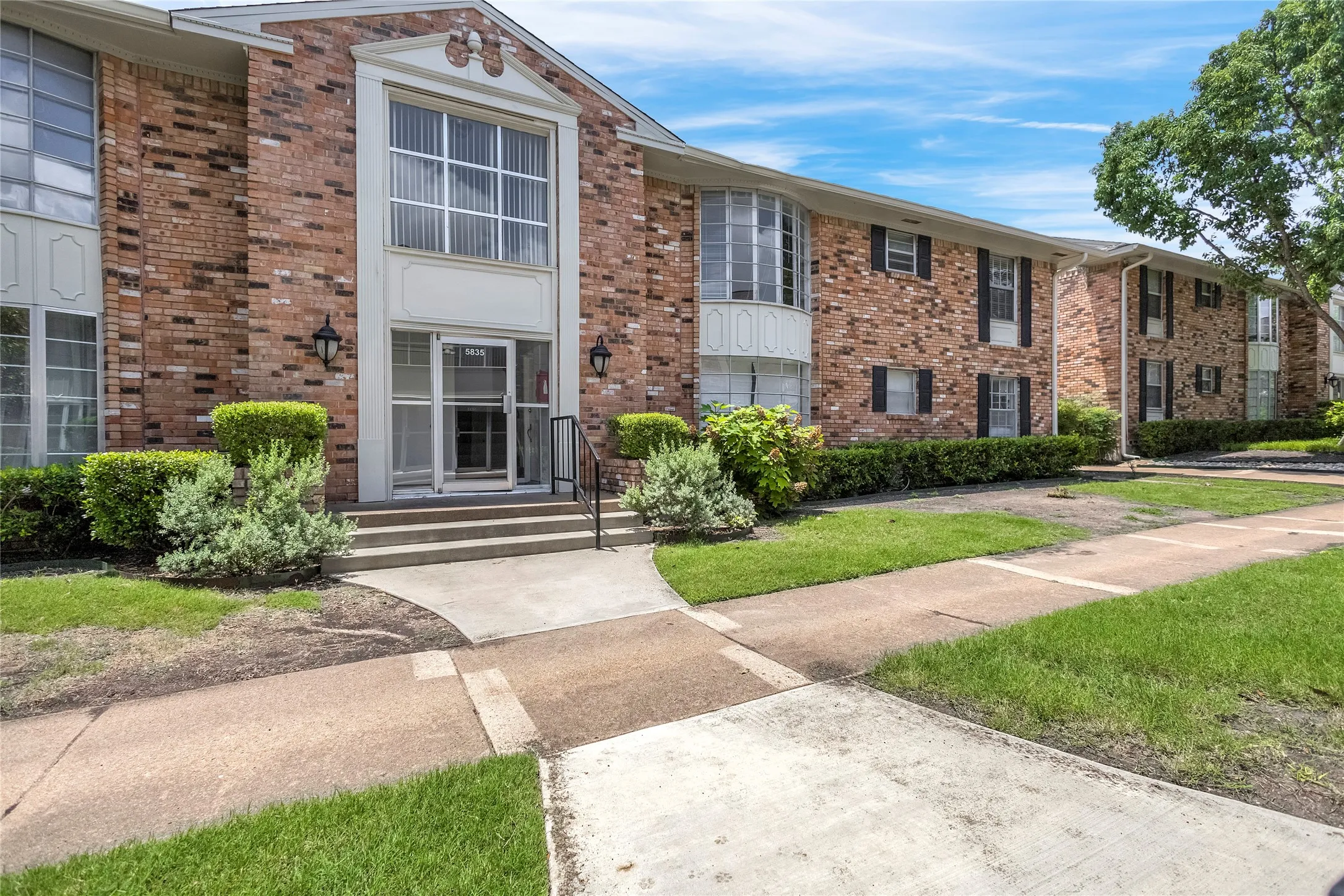 Condominium For Sale in Dallas County , 5835 E University Boulevard D, Dallas, Texas 75206, 2 Bedroom, 2 Bathroom, Garage spaces, 1,320 Sqft, built in 1964, Preowned, mls#21206865, Real Estate Agent in Dallas, Homes For Sale in Dallas county, Homes For Sale in Dallas, Realtor in Dallas Texas, Real Estate Brokerage Independent Realty Texas, Luminita Cordes Realtor