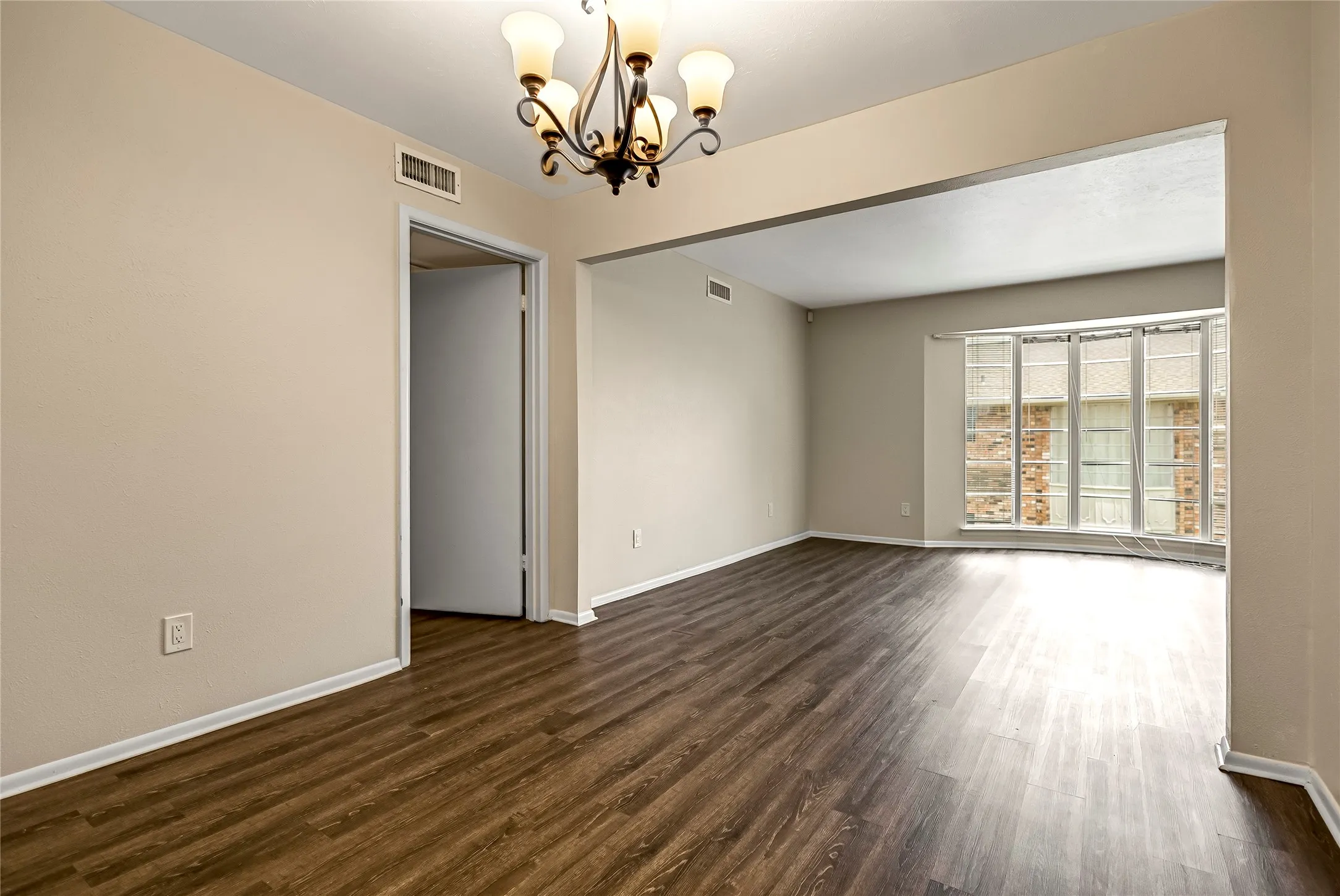 Condominium For Sale in Dallas County , 5835 E University Boulevard D, Dallas, Texas 75206, 2 Bedroom, 2 Bathroom, Garage spaces, 1,320 Sqft, built in 1964, Preowned, mls#21206865, Real Estate Agent in Dallas, Homes For Sale in Dallas county, Homes For Sale in Dallas, Realtor in Dallas Texas, Real Estate Brokerage Independent Realty Texas, Luminita Cordes Realtor