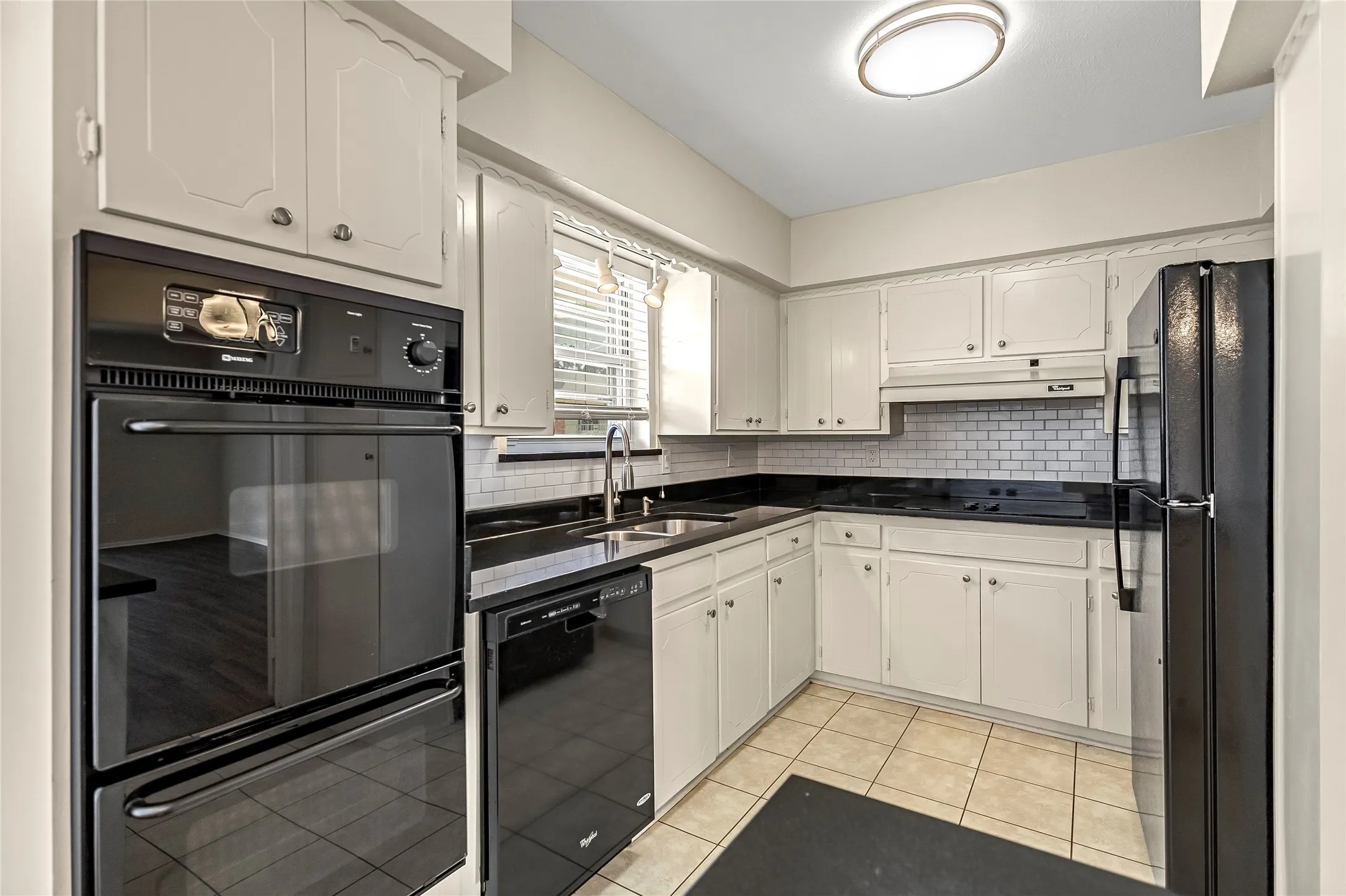 Condominium For Sale in Dallas County , 5835 E University Boulevard D, Dallas, Texas 75206, 2 Bedroom, 2 Bathroom, Garage spaces, 1,320 Sqft, built in 1964, Preowned, mls#21206865, Real Estate Agent in Dallas, Homes For Sale in Dallas county, Homes For Sale in Dallas, Realtor in Dallas Texas, Real Estate Brokerage Independent Realty Texas, Luminita Cordes Realtor