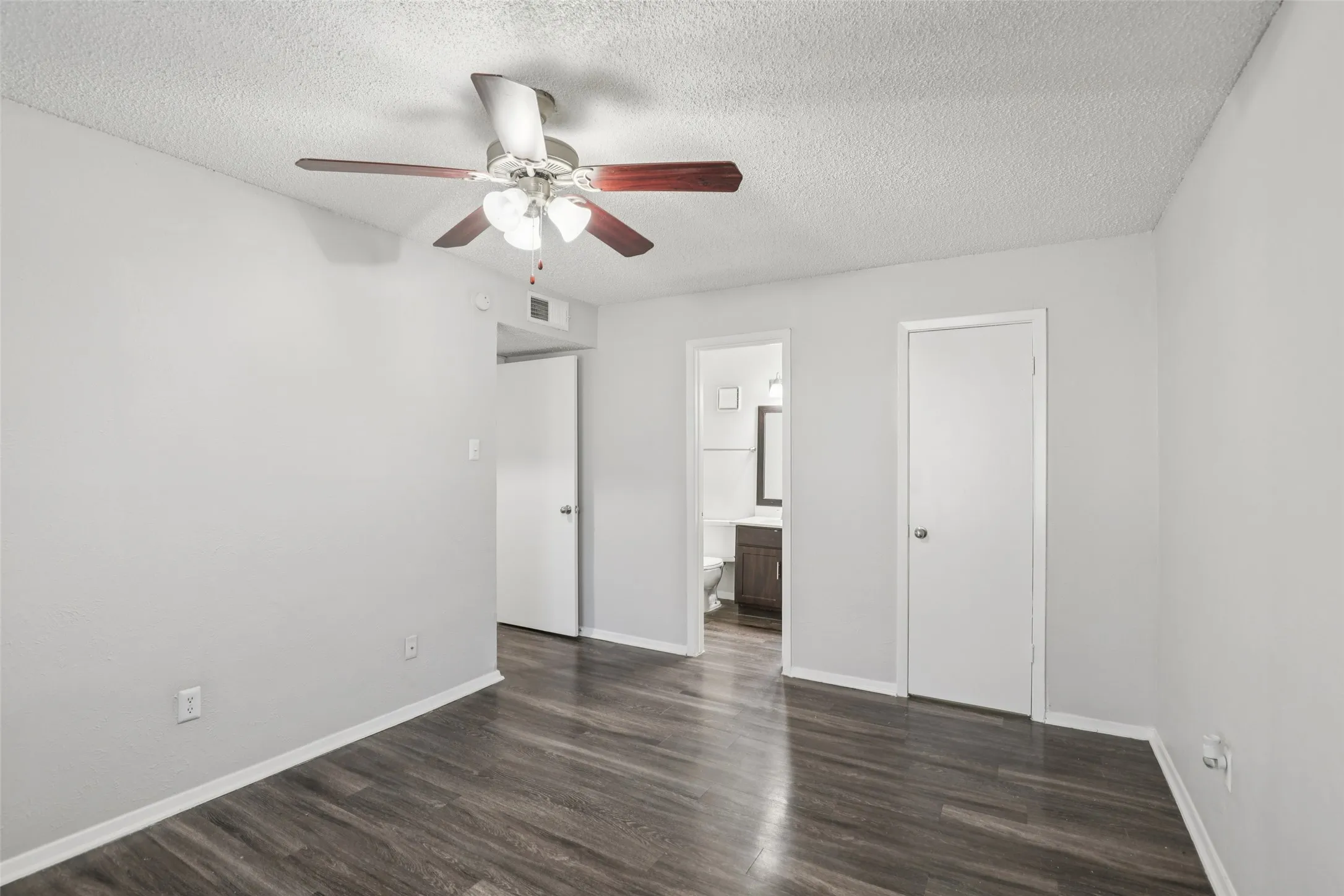 Apartment For Rent in Hunt County , 1910 Joe Ramsey Boulevard E, Greenville, Texas 75401, 2 Bedrooms, 1 Bathroom, Garage spaces, 802 Sqft, built in 1977, Price $1,025, mls#21206946, Real Estate Agent in Greenville, Homes For Rent in Hunt county, Homes For Rent in Greenville, Realtor in Greenville Texas, Real Estate Brokerage Independent Realty Texas, Luminita Cordes Realtor