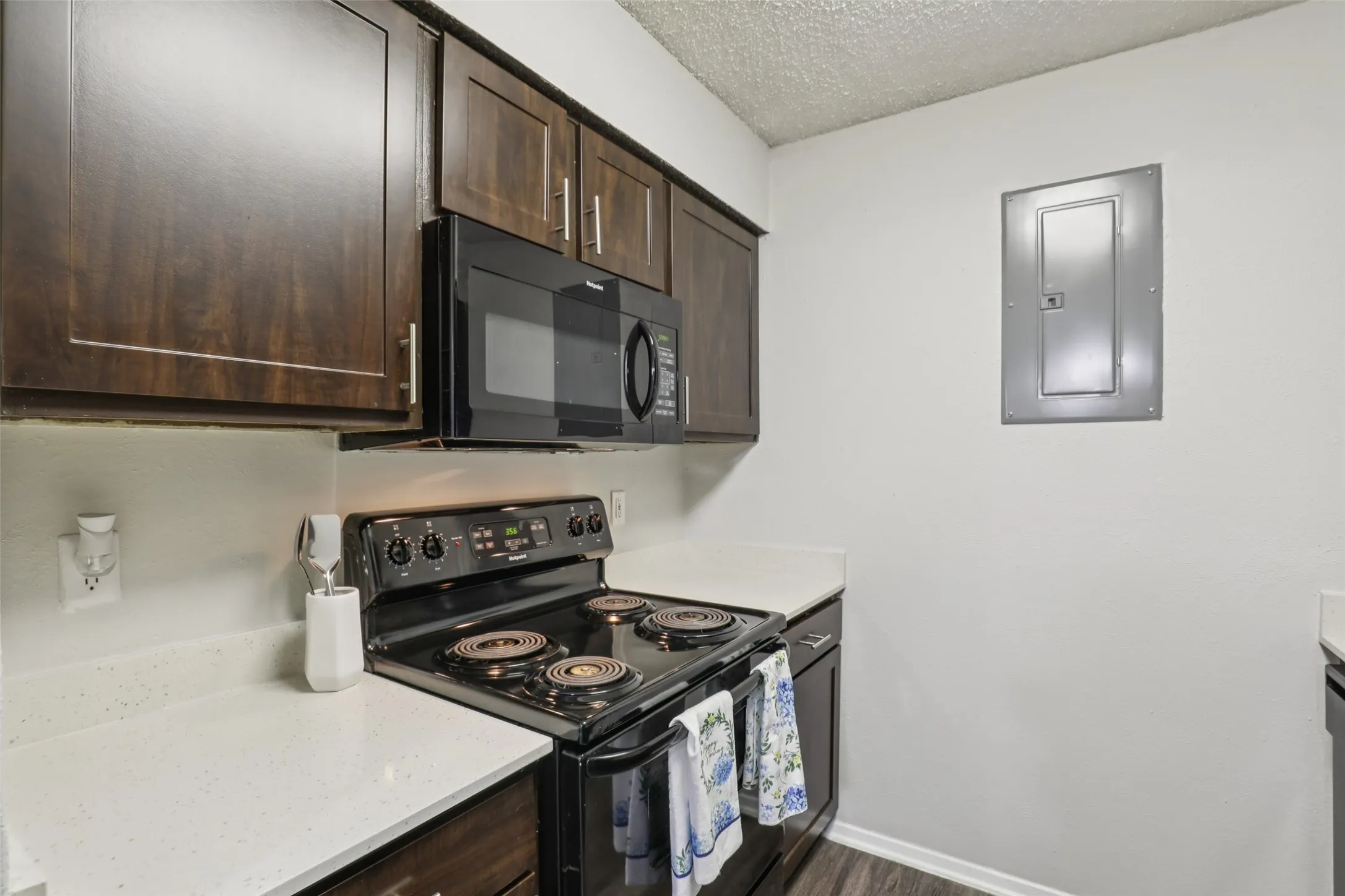 Apartment For Rent in Hunt County , 1910 Joe Ramsey Boulevard E, Greenville, Texas 75401, 2 Bedrooms, 1 Bathroom, Garage spaces, 802 Sqft, built in 1977, Price $1,025, mls#21206946, Real Estate Agent in Greenville, Homes For Rent in Hunt county, Homes For Rent in Greenville, Realtor in Greenville Texas, Real Estate Brokerage Independent Realty Texas, Luminita Cordes Realtor
