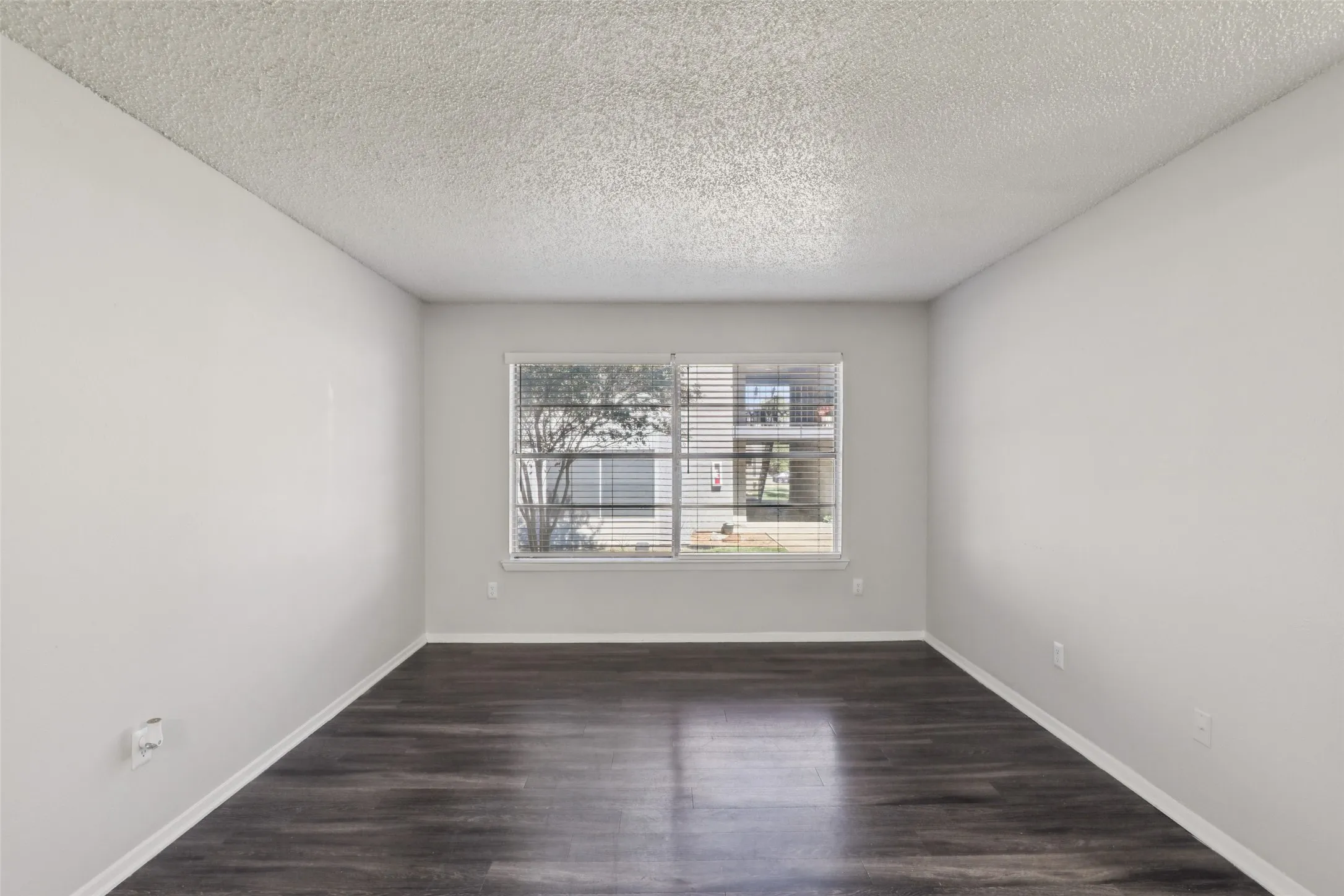Apartment For Rent in Hunt County , 1910 Joe Ramsey Boulevard E, Greenville, Texas 75401, 2 Bedrooms, 1 Bathroom, Garage spaces, 802 Sqft, built in 1977, Price $1,025, mls#21206946, Real Estate Agent in Greenville, Homes For Rent in Hunt county, Homes For Rent in Greenville, Realtor in Greenville Texas, Real Estate Brokerage Independent Realty Texas, Luminita Cordes Realtor