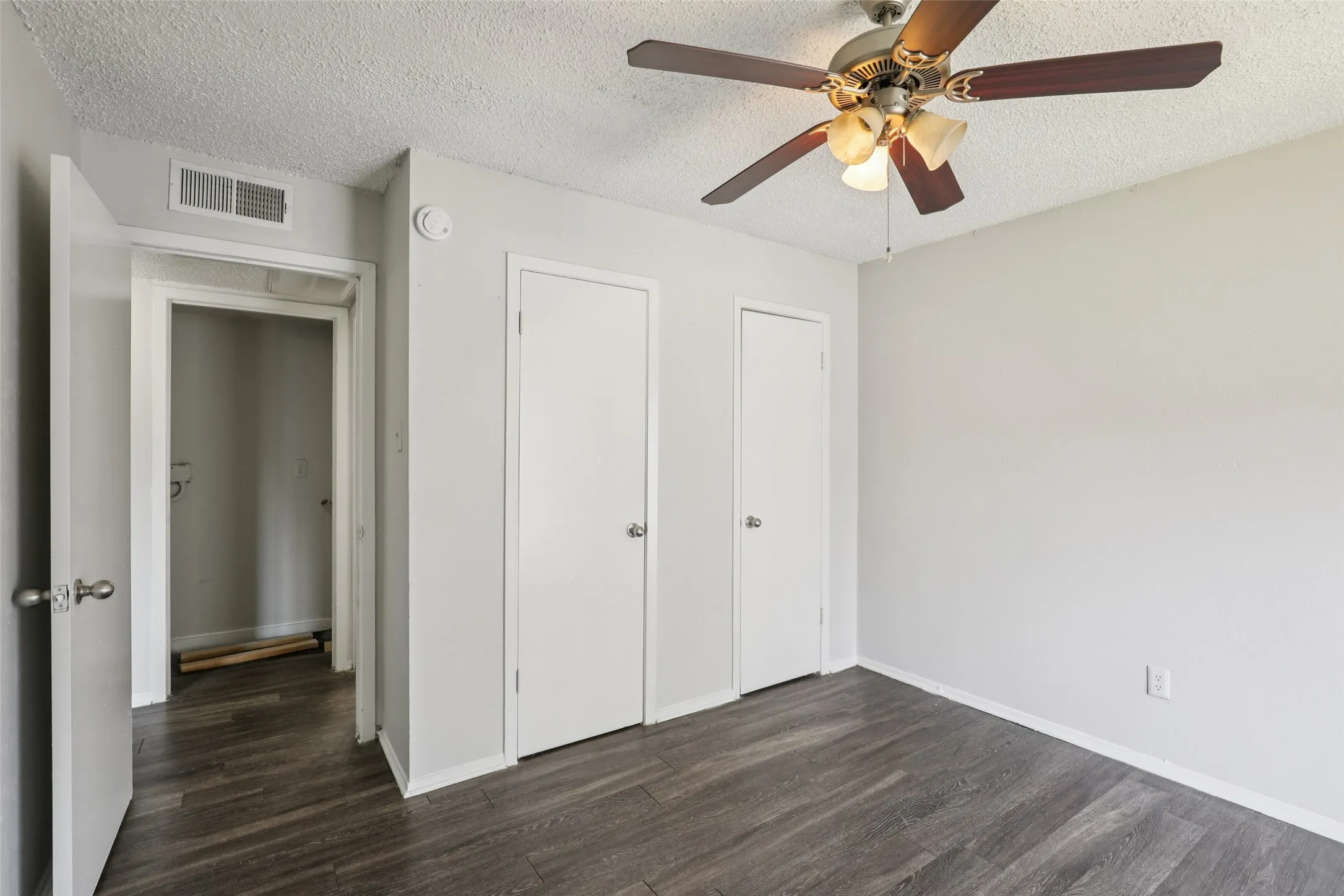 Apartment For Rent in Hunt County , 1910 Joe Ramsey Boulevard E, Greenville, Texas 75401, 2 Bedrooms, 1 Bathroom, Garage spaces, 802 Sqft, built in 1977, Price $1,025, mls#21206946, Real Estate Agent in Greenville, Homes For Rent in Hunt county, Homes For Rent in Greenville, Realtor in Greenville Texas, Real Estate Brokerage Independent Realty Texas, Luminita Cordes Realtor