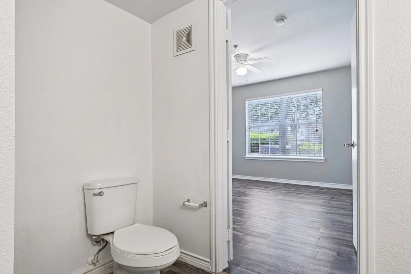 Apartment For Rent in Tarrant County , 700 Timber Oaks Lane, Grand Prairie, Texas 75051, 2 Bedrooms, 2 Bathrooms, Garage spaces, 1,000 Sqft, built in 2003, Price $1,110, mls#21207067, Real Estate Agent in Grand Prairie, Homes For Rent in Tarrant county, Homes For Rent in Grand Prairie, Realtor in Grand Prairie Texas, Real Estate Brokerage Independent Realty Texas, Luminita Cordes Realtor