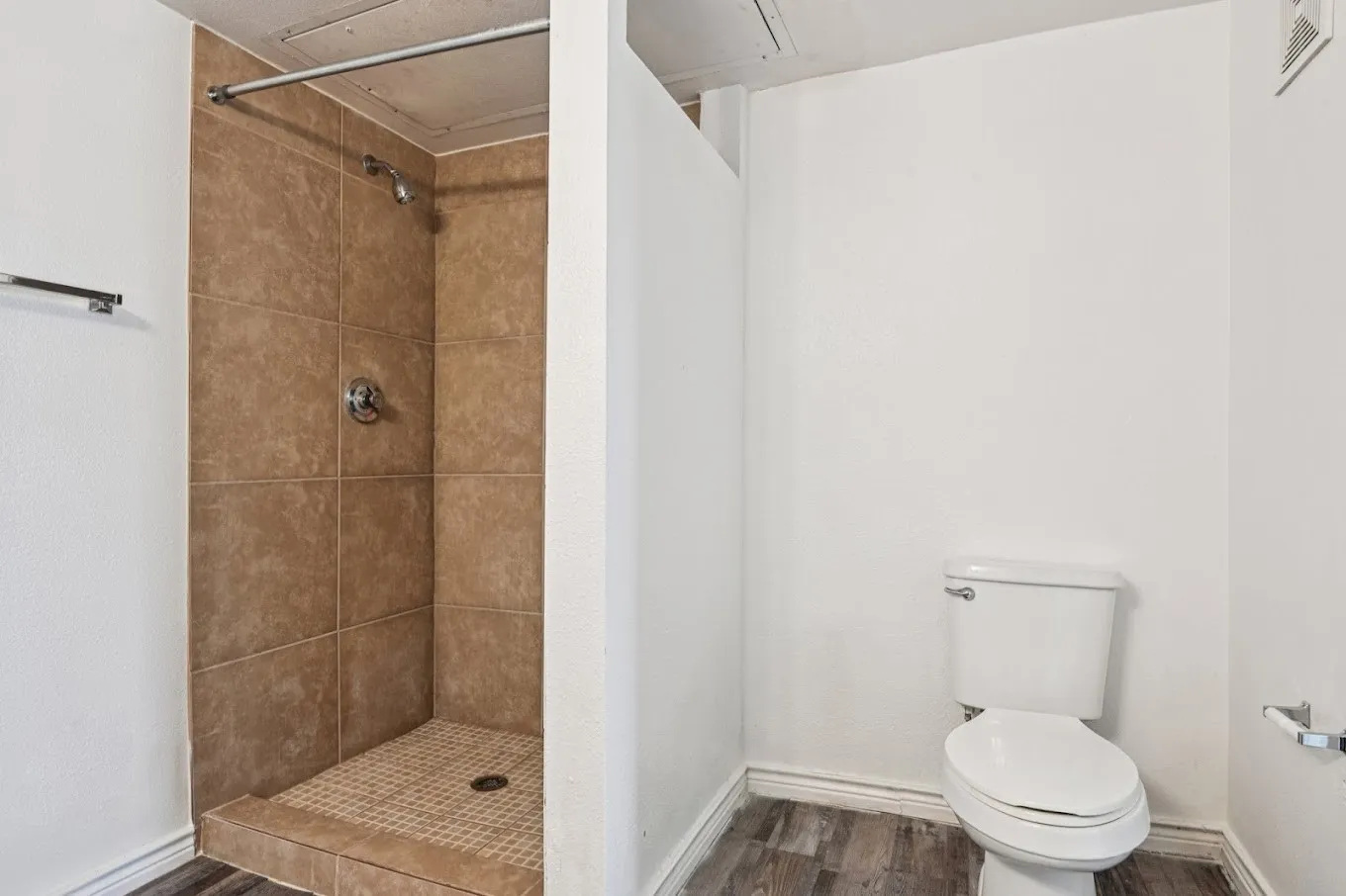 Apartment For Rent in Tarrant County , 700 Timber Oaks Lane, Grand Prairie, Texas 75051, 2 Bedrooms, 2 Bathrooms, Garage spaces, 1,000 Sqft, built in 2003, Price $1,110, mls#21207067, Real Estate Agent in Grand Prairie, Homes For Rent in Tarrant county, Homes For Rent in Grand Prairie, Realtor in Grand Prairie Texas, Real Estate Brokerage Independent Realty Texas, Luminita Cordes Realtor