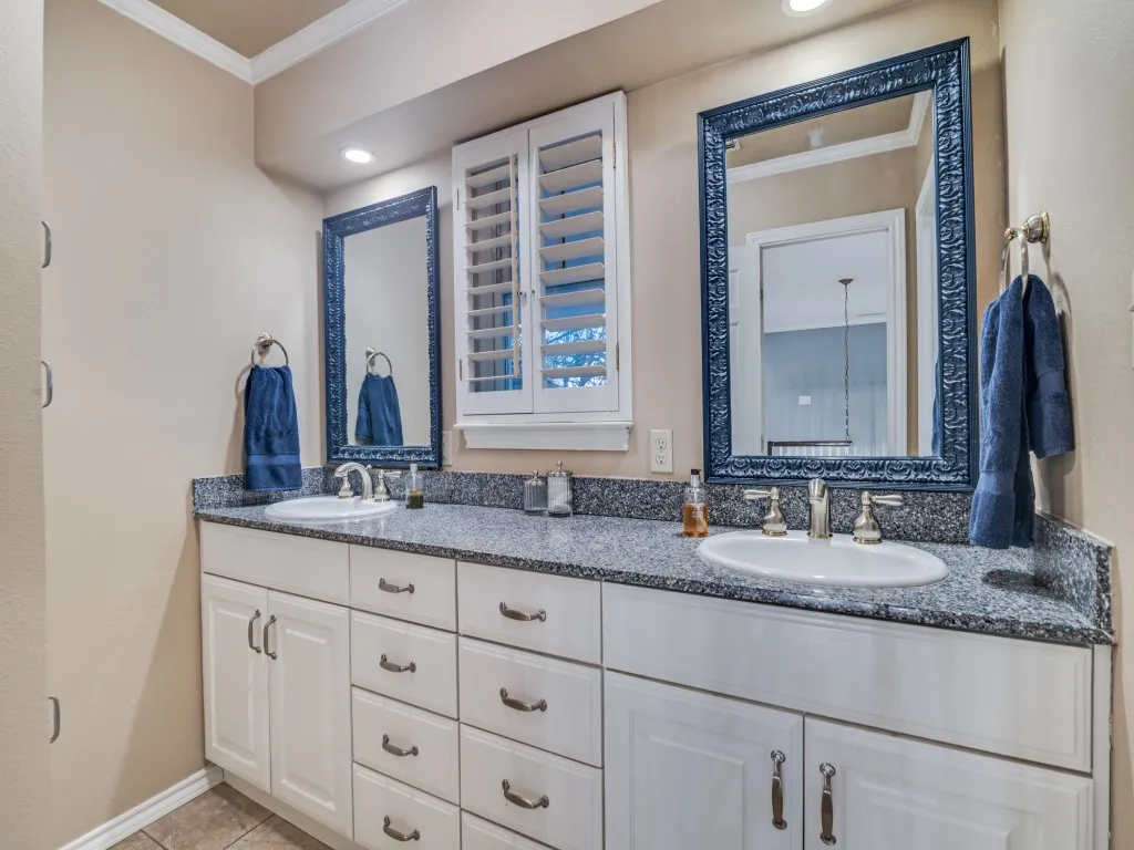 Updated second floor full bath.