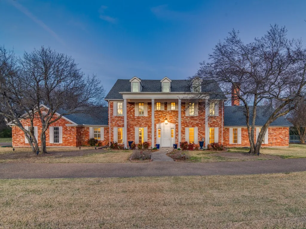 Single Family Residence For Sale in Dallas County , 343 E Tripp Road, Sunnyvale, Texas 75182, 4 Bedroom, 4 Bathroom, 3 Garage spaces, 5,897 Sqft, built in 1975, Preowned, mls#21198911, Real Estate Agent in Sunnyvale, Homes For Sale in Dallas county, Homes For Sale in Sunnyvale, Realtor in Sunnyvale Texas, Real Estate Brokerage Independent Realty Texas, Luminita Cordes Realtor