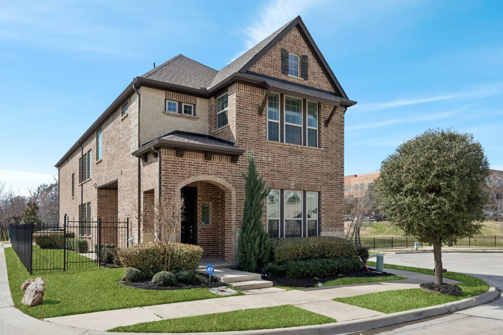 Single Family Residence For Sale in Dallas County , 648 Courtyard Lane, Irving, Texas 75039, 4 Bedroom, 3 Bathroom, 2 Garage spaces, 2,796 Sqft, built in 2019, Preowned, mls#21179354, Real Estate Agent in Irving, Homes For Sale in Dallas county, Homes For Sale in Irving, Realtor in Irving Texas, Real Estate Brokerage Independent Realty Texas, Luminita Cordes Realtor