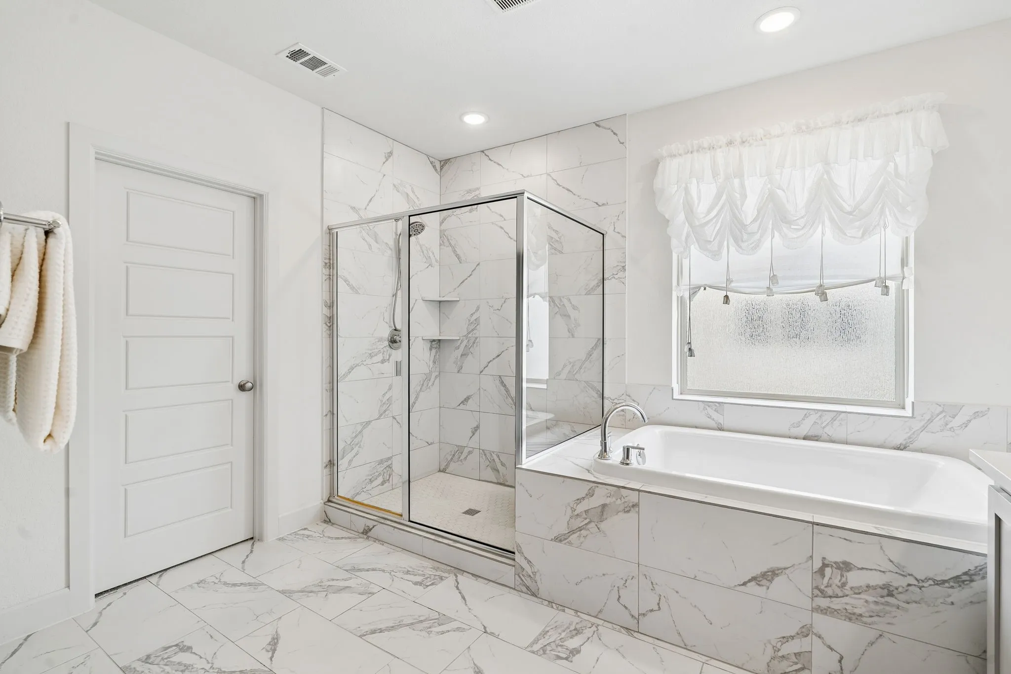 Single Family Residence For Sale in Dallas County , 648 Courtyard Lane, Irving, Texas 75039, 4 Bedroom, 3 Bathroom, 2 Garage spaces, 2,796 Sqft, built in 2019, Preowned, mls#21179354, Real Estate Agent in Irving, Homes For Sale in Dallas county, Homes For Sale in Irving, Realtor in Irving Texas, Real Estate Brokerage Independent Realty Texas, Luminita Cordes Realtor