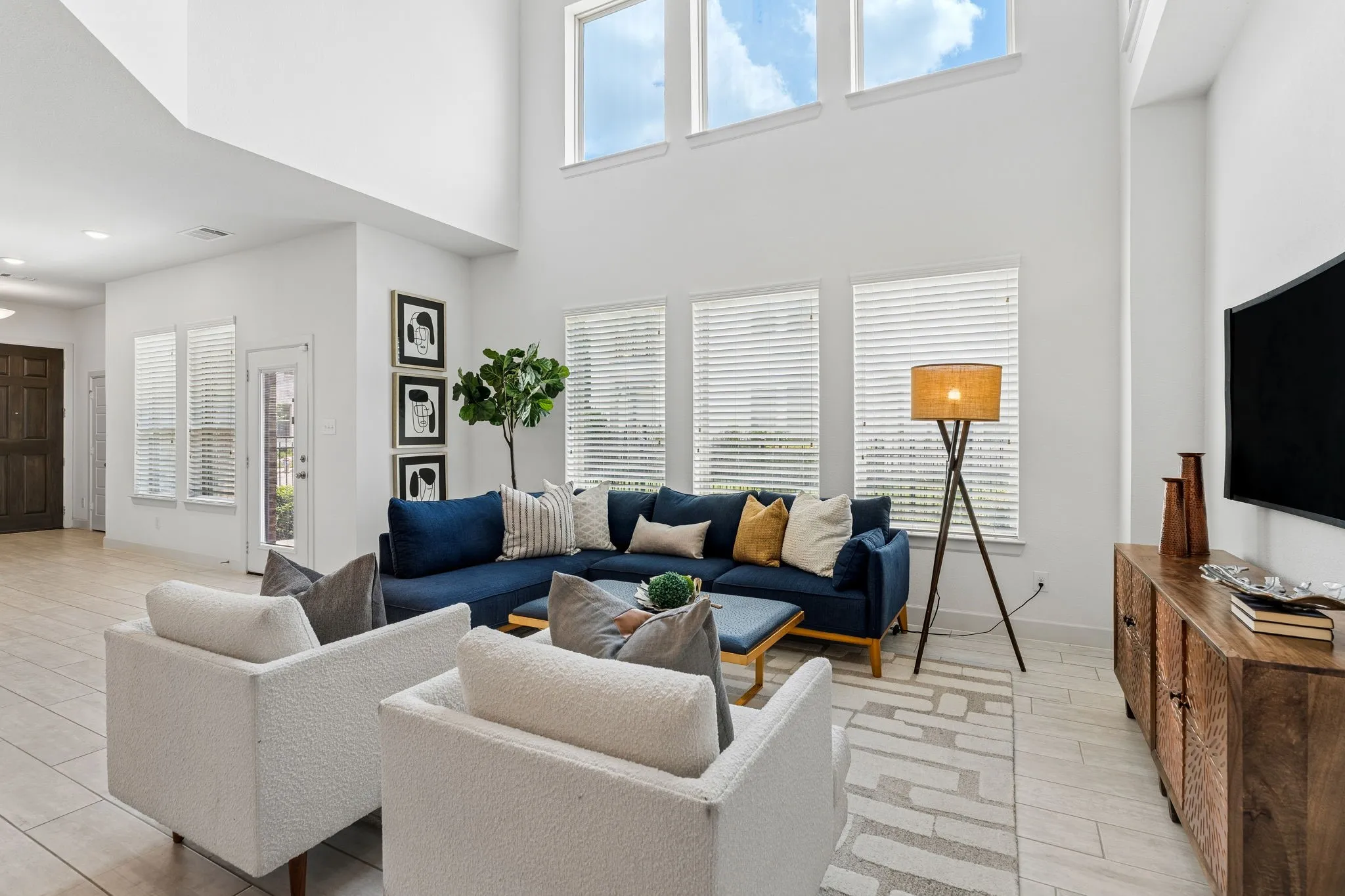 Single Family Residence For Sale in Dallas County , 648 Courtyard Lane, Irving, Texas 75039, 4 Bedroom, 3 Bathroom, 2 Garage spaces, 2,796 Sqft, built in 2019, Preowned, mls#21179354, Real Estate Agent in Irving, Homes For Sale in Dallas county, Homes For Sale in Irving, Realtor in Irving Texas, Real Estate Brokerage Independent Realty Texas, Luminita Cordes Realtor